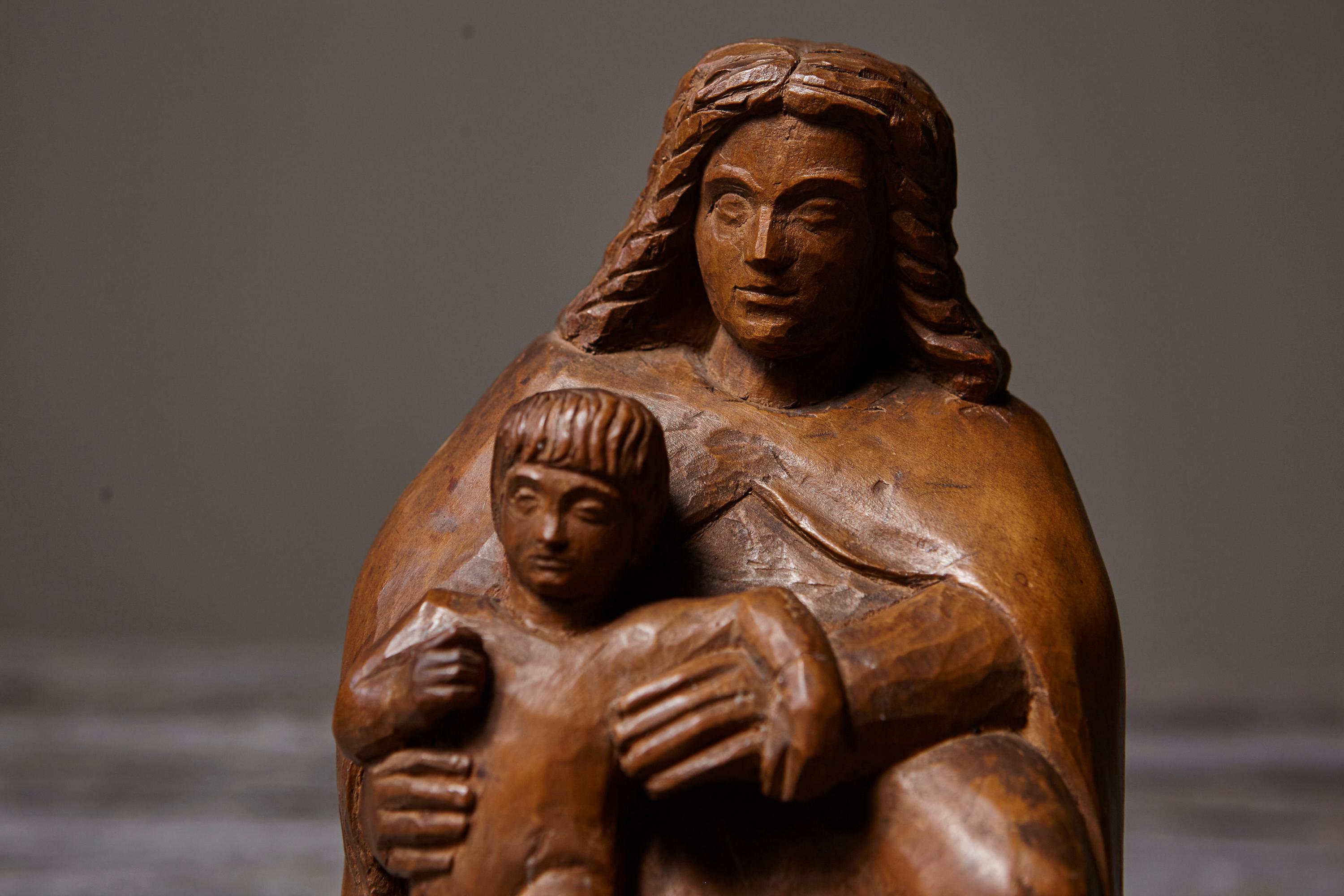 Allemand Werner Meurer Sculpture unique en Wood d'une mère et d'un Child, 1980 Pièce d'exposition en vente