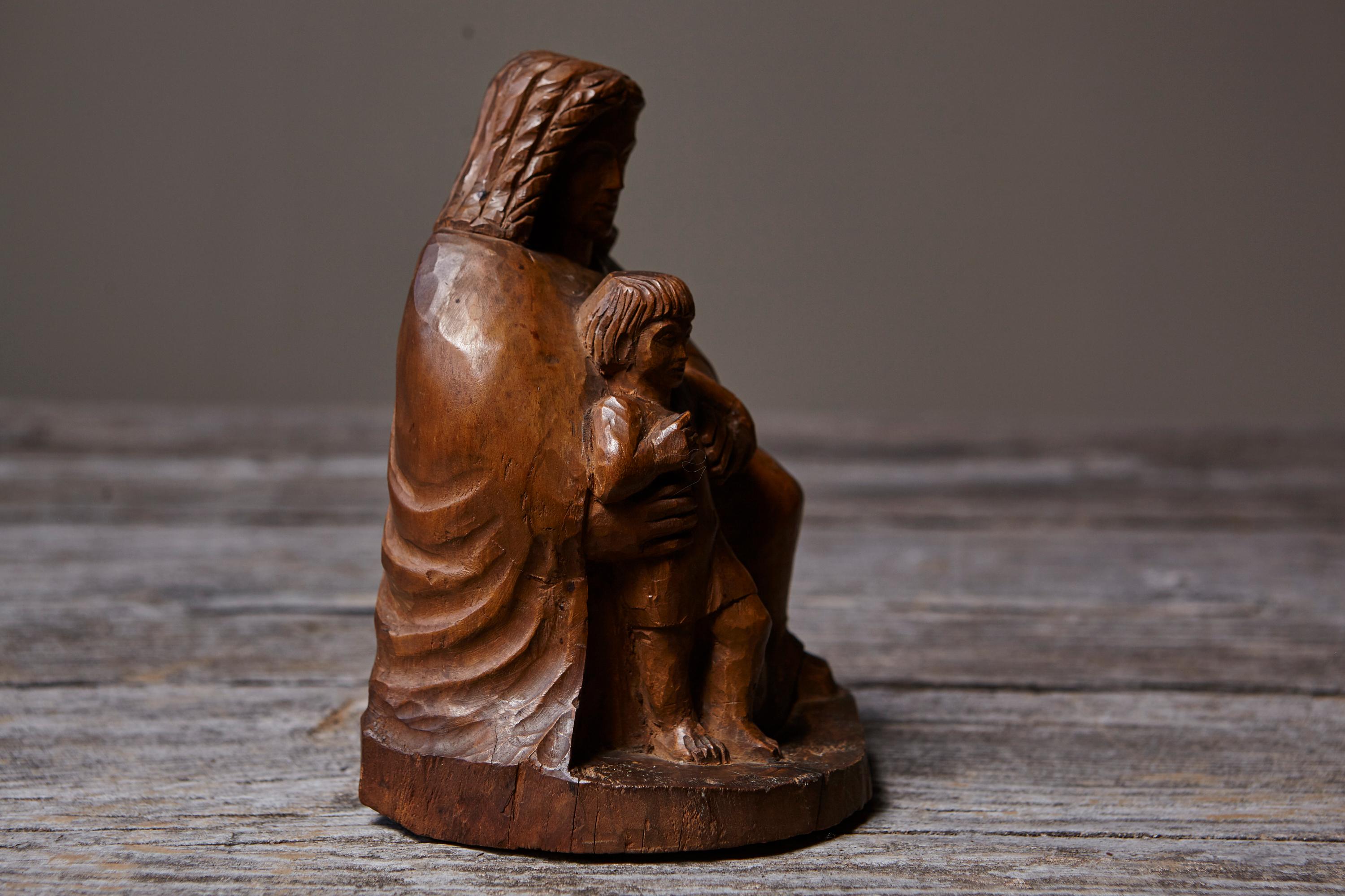 Milieu du XXe siècle Werner Meurer Sculpture unique en Wood d'une mère et d'un Child, 1980 Pièce d'exposition en vente