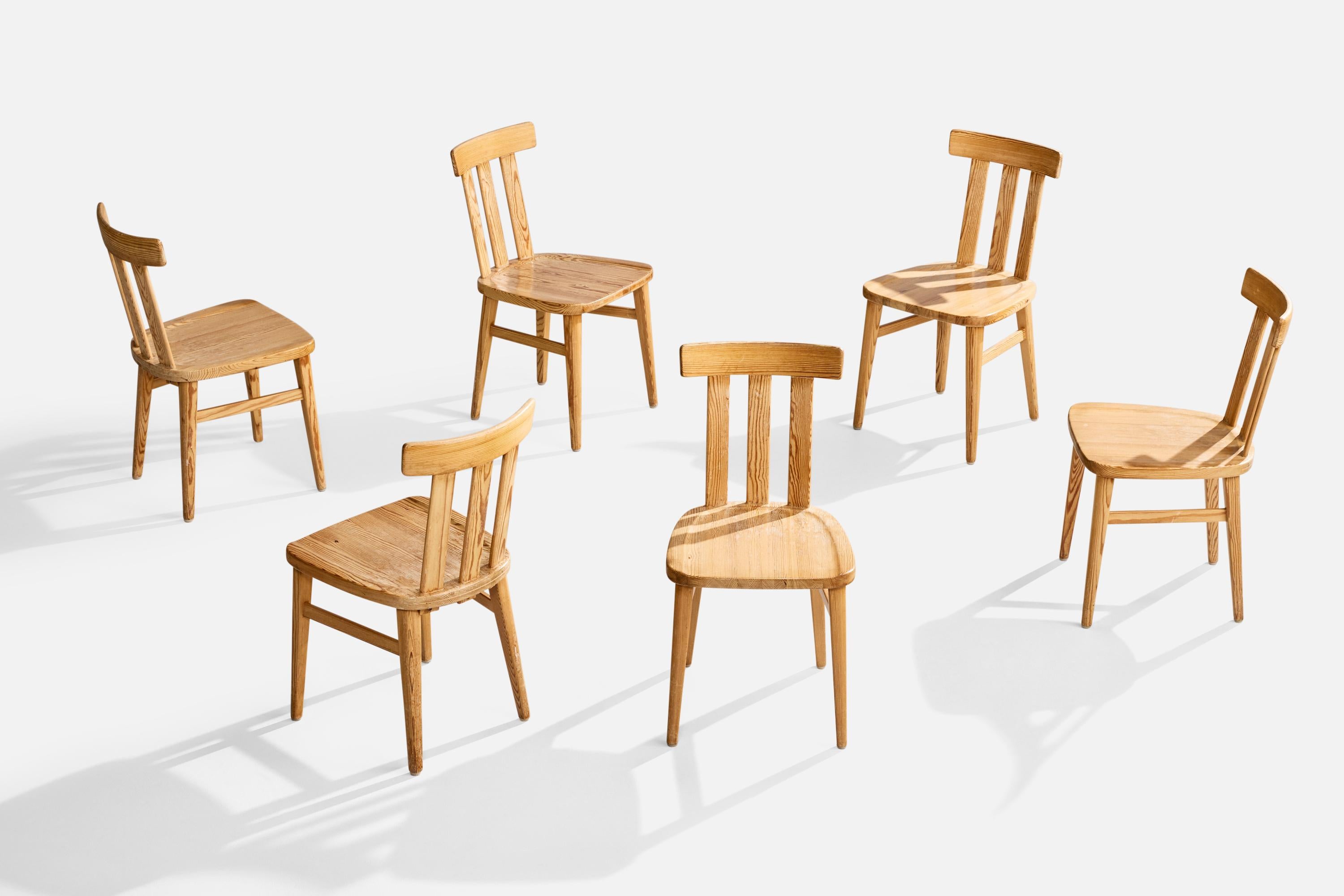 Un set di sei sedie da sala da pranzo 