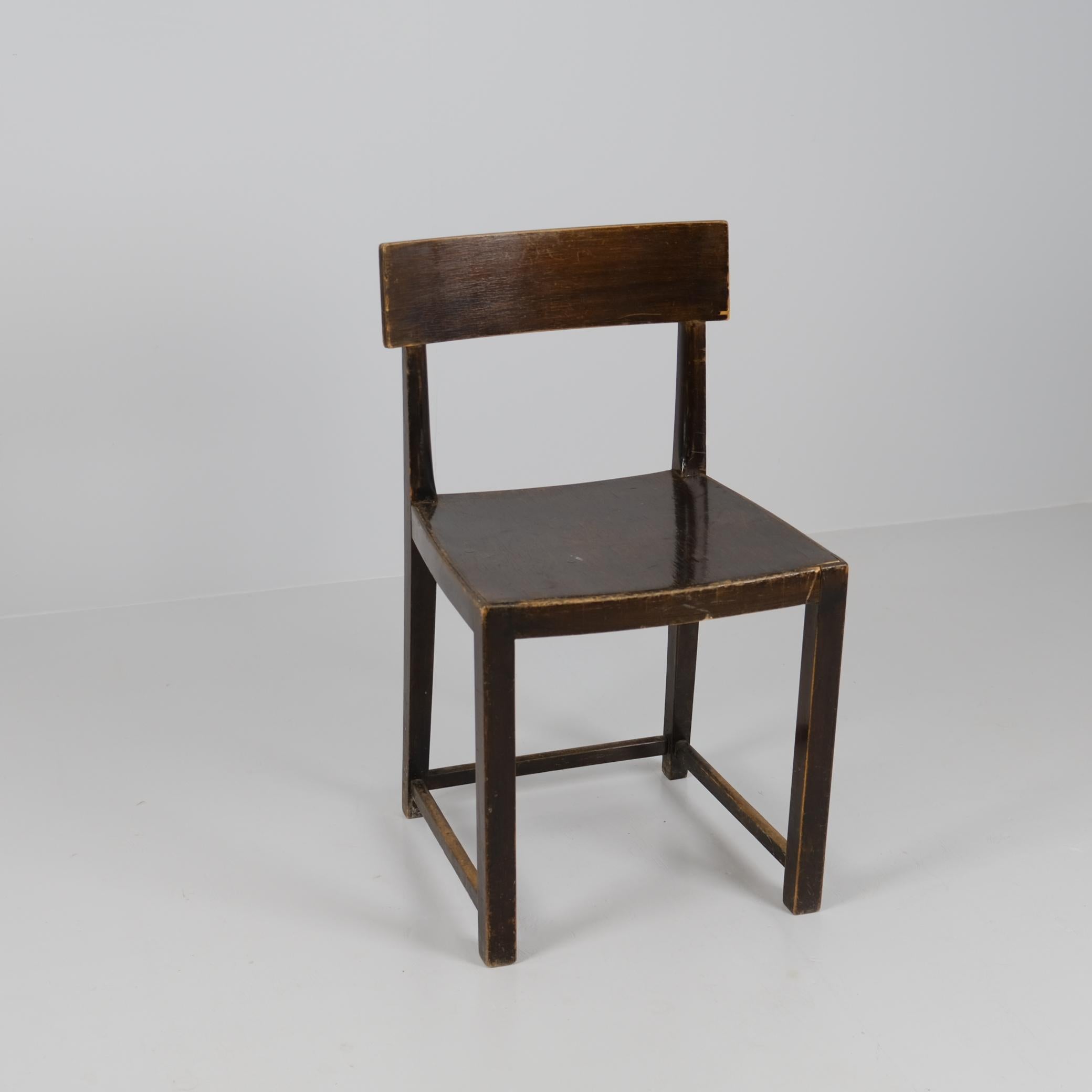 Eine seltene Version des ohnehin schon seltenen Pyramidenstuhls Modell 5525, entworfen von Werner West und hergestellt von Keravan Puusepäntehdas für Stockmann. Der minimalistische Stuhl kombiniert die Struktur und die Rückenlehne des Stuhls 5525