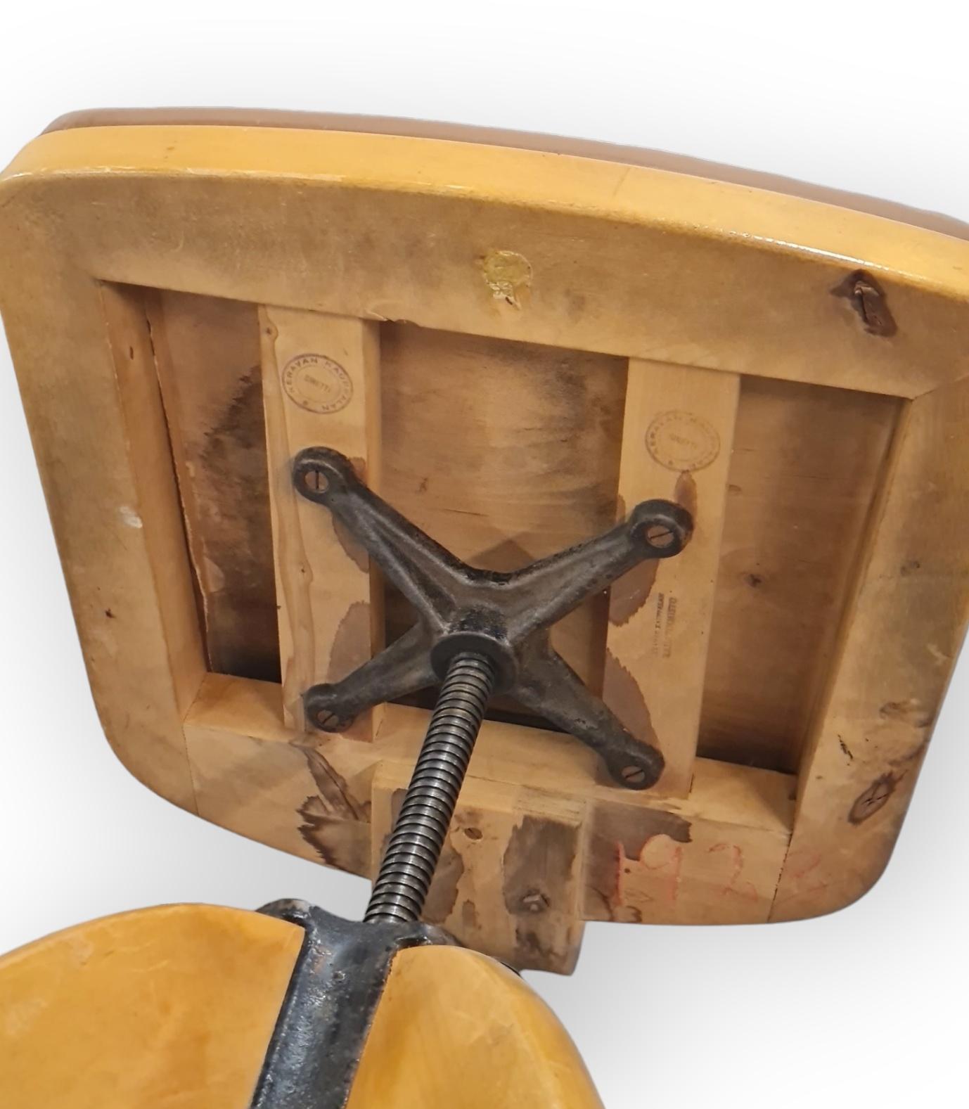 Imitation cuir Chaise de travail pivotante Werner West, Wilh. Schauman 1930 en vente