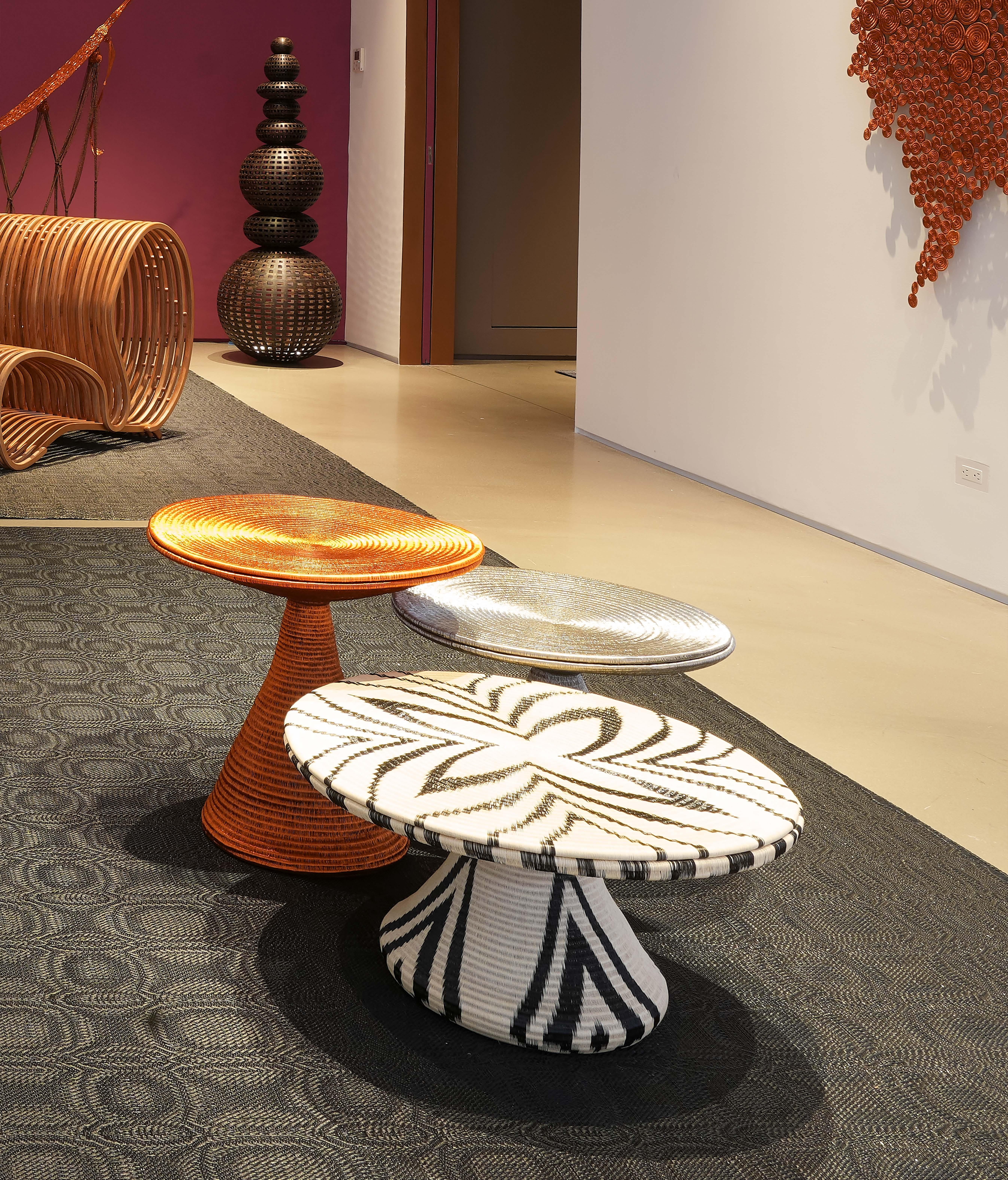 Die Werregues Tables sind ein Trio von Hechizoos exquisiten, gewundenen Kreationen, die das Engagement des Studios für Innovation und Handwerkskunst veranschaulichen. Gefertigt aus einer harmonischen Mischung aus Vinyl und Werregue-Naturfaser, ist