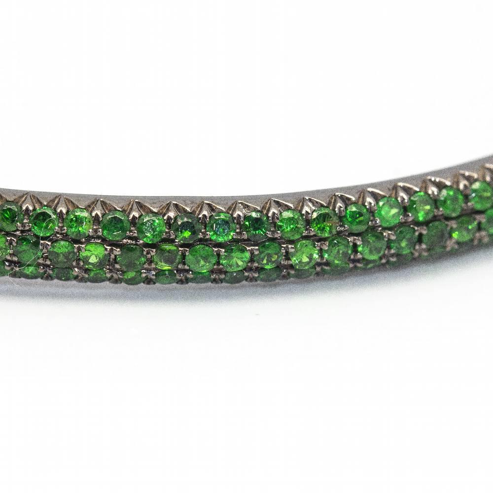 Rigid slave bracelet in Gold and Tsavorite for women  Tsavorite Pavee with a total weight of 4.51ct  18 kt White Gold.  16.50 grams  Drawer closure with 2x safety tabs  Measurements: Inner diameter 5.5cm  Brand new product only available on the web 