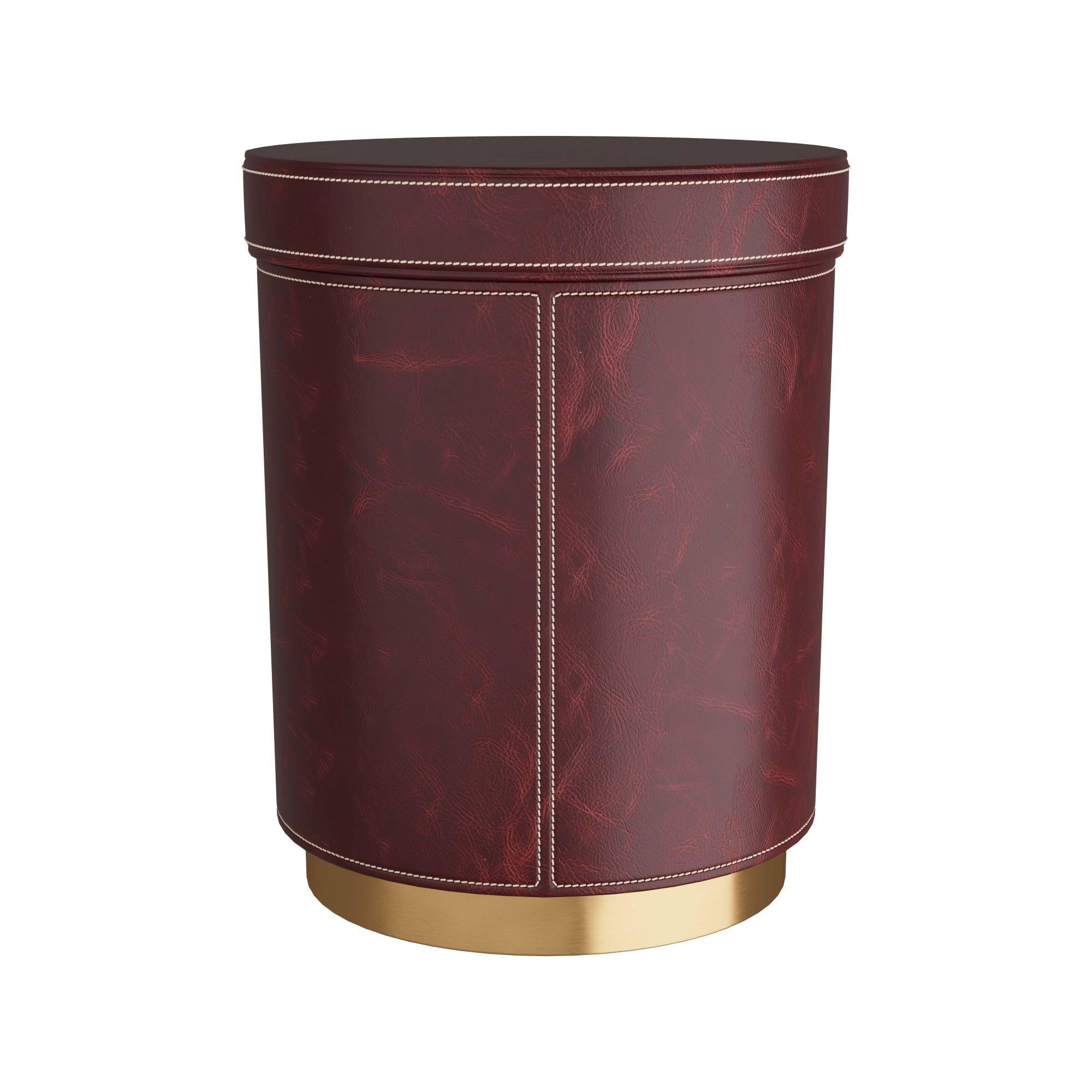 Wes Drum Table - Der Wes Drum Table ist eine stilvolle Mischung aus Form und Funktion und dient sowohl als raffinierter Akzent als auch als praktische Aufbewahrungslösung. Dieses vielseitige Möbelstück ist in reichhaltiges merlotfarbenes Leder mit