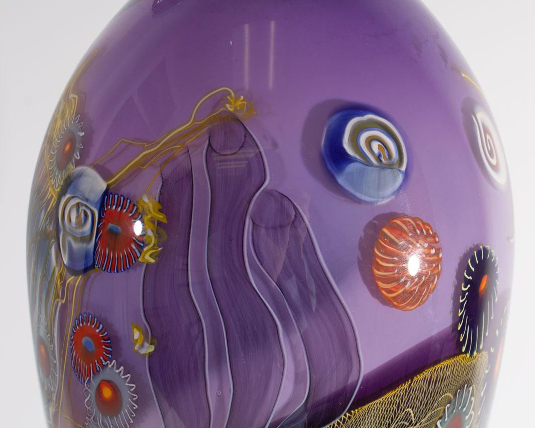 Signiertes Colorfield-Kunstglas-Amphora von Wes Hunting im Angebot 2