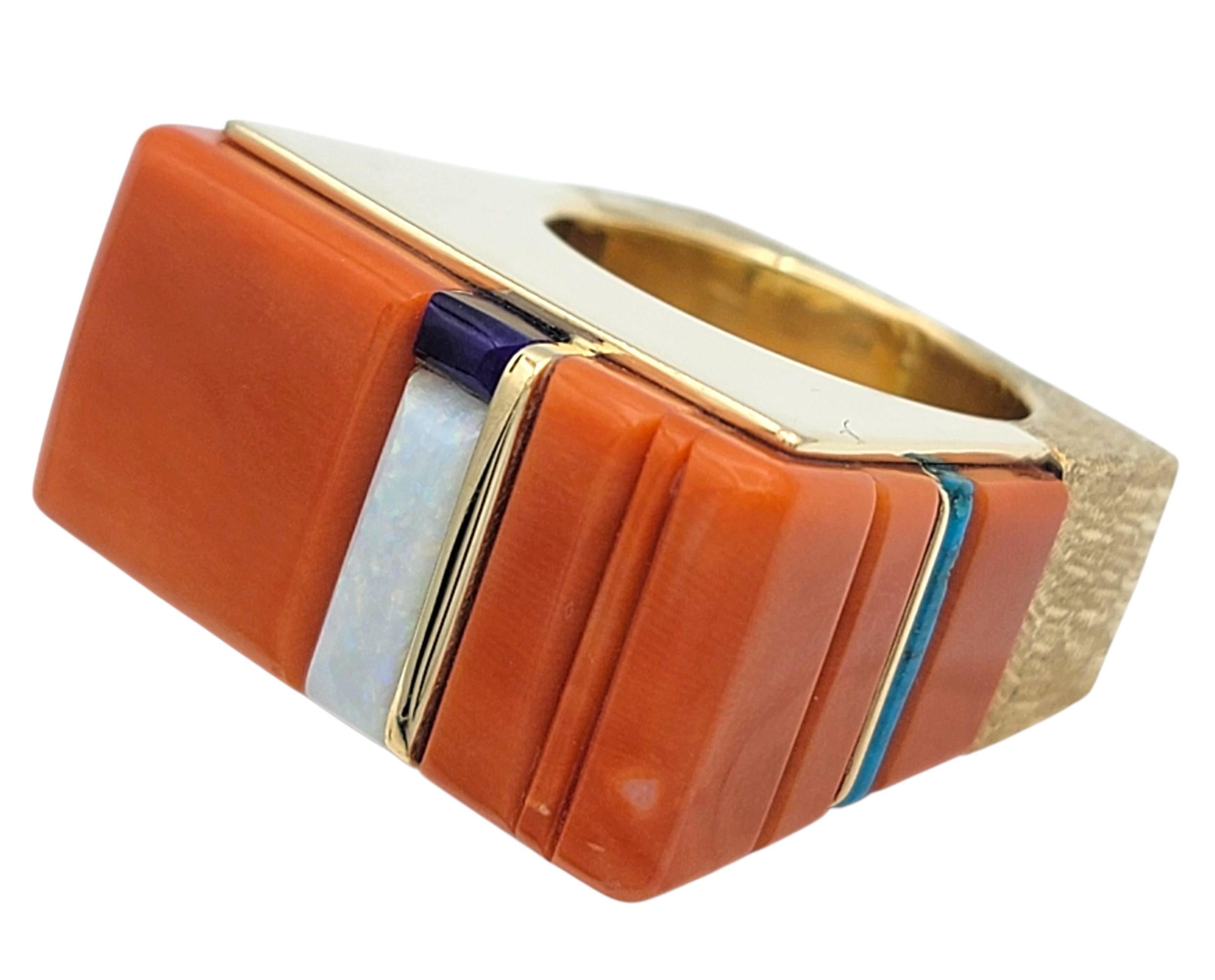 Contemporain Wes Willie Bague incrustée de corail quadrillé, de sugilite, d'opale et de turquoise en or 14 carats en vente