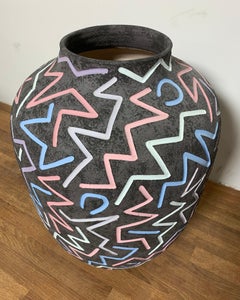 Wesley Anderegg Jarrón de suelo postmoderno inciso, circa años 80