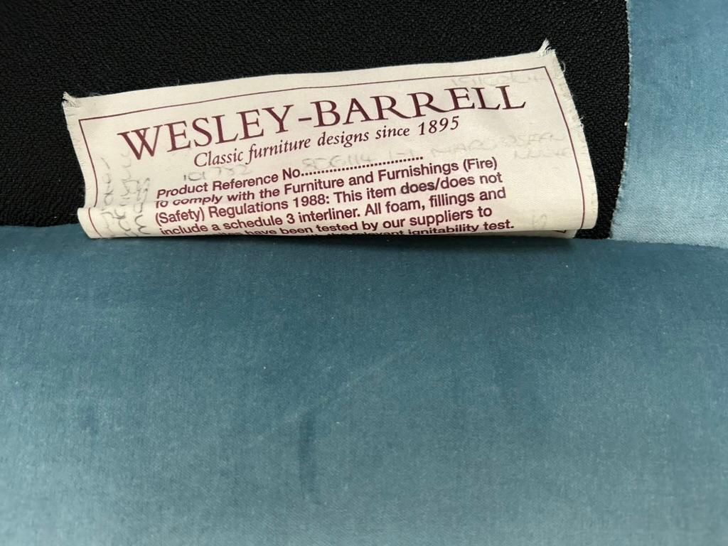 Canapé 3 places Wesley Barrell Marlborough en velours bleu pâle en vente 7