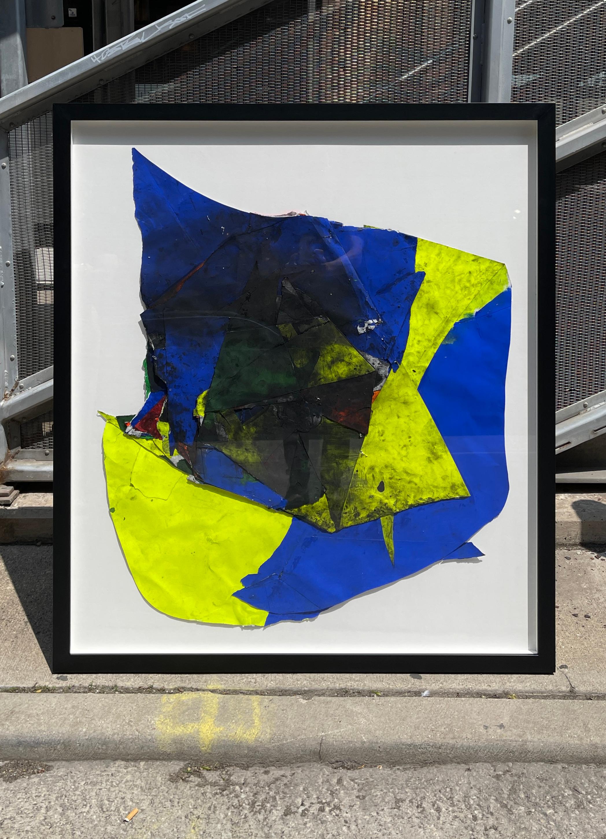 En combinant des fractions de dessins abstraits en un seul, Kimler crée une toute nouvelle forme abstraite. Avec des coulées expressives de peintures noires et de couleurs vives et des coups de pinceau au fusain et au graphite, les dessins collés de