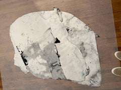 Collage abstrait à la peinture et au fusain de Wesley Kimler, présenté dans un cadre « shadowbox »