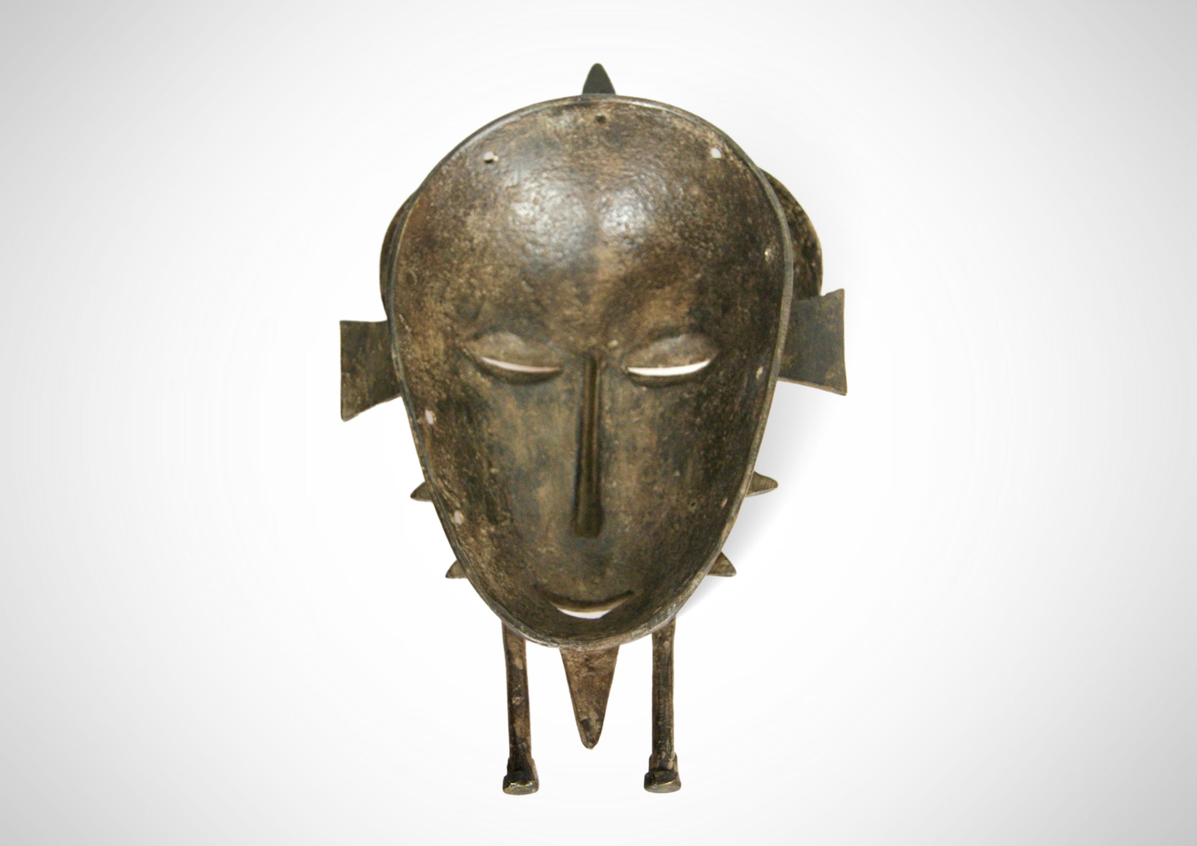 Masque Kpelie en bronze moulé Senufo, Afrique de l'Ouest, circa 1950 en vente 2