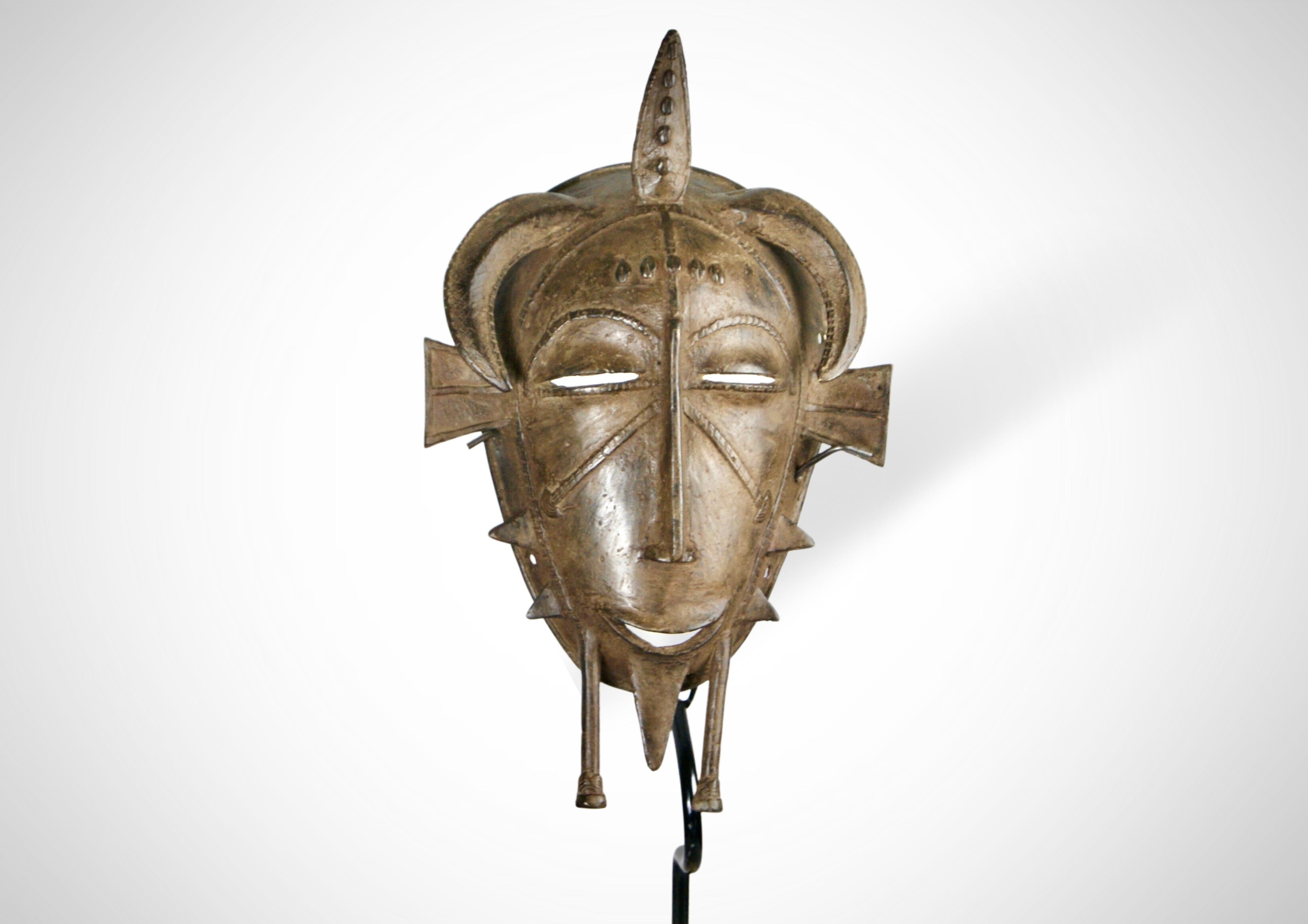 Westafrikanische Senufo-Maske aus Bronzeguss, Kpelie, ca. 1950er Jahre (Stammeskunst) im Angebot
