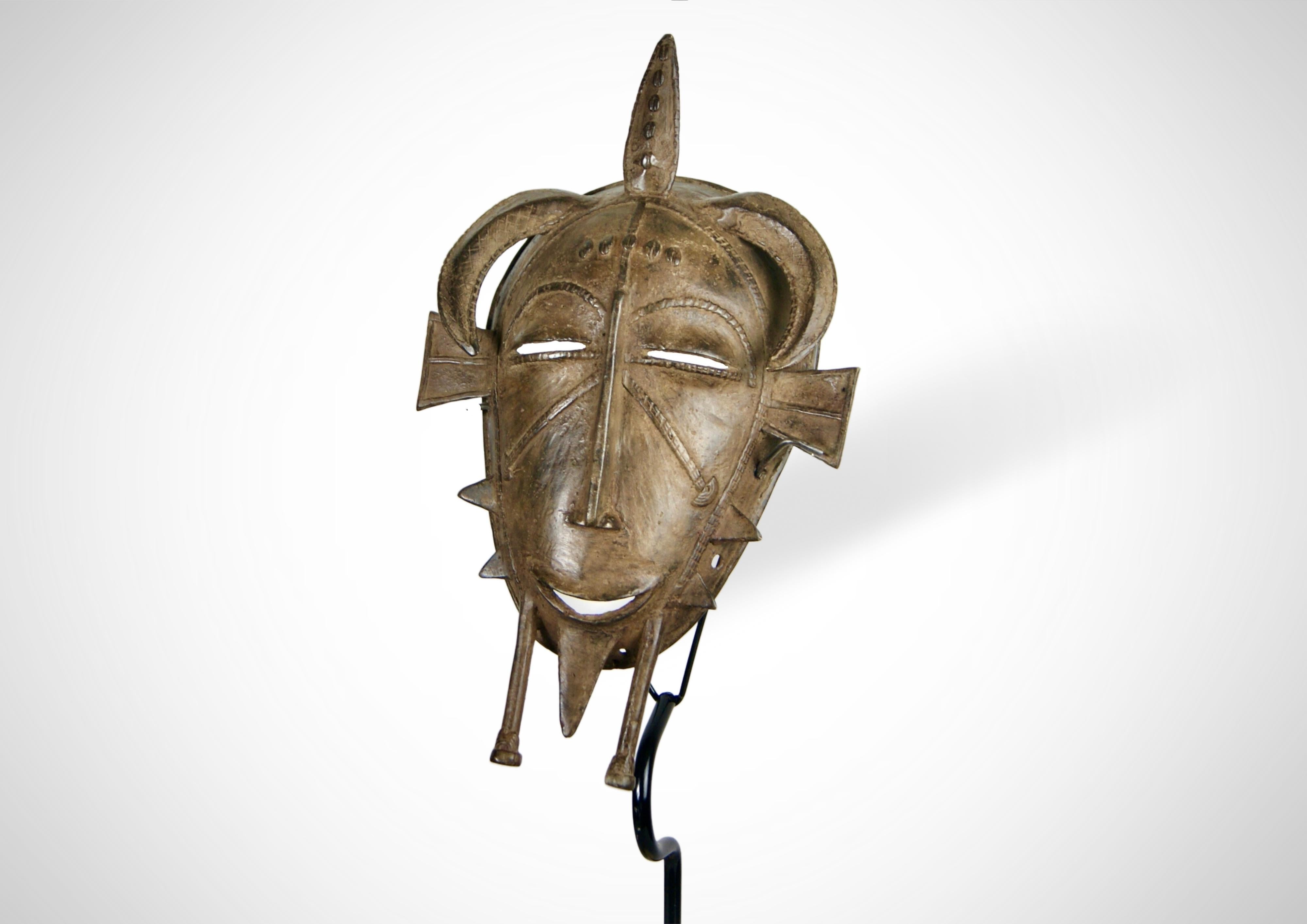 Westafrikanische Senufo-Maske aus Bronzeguss, Kpelie, ca. 1950er Jahre (Elfenbeinküste) im Angebot