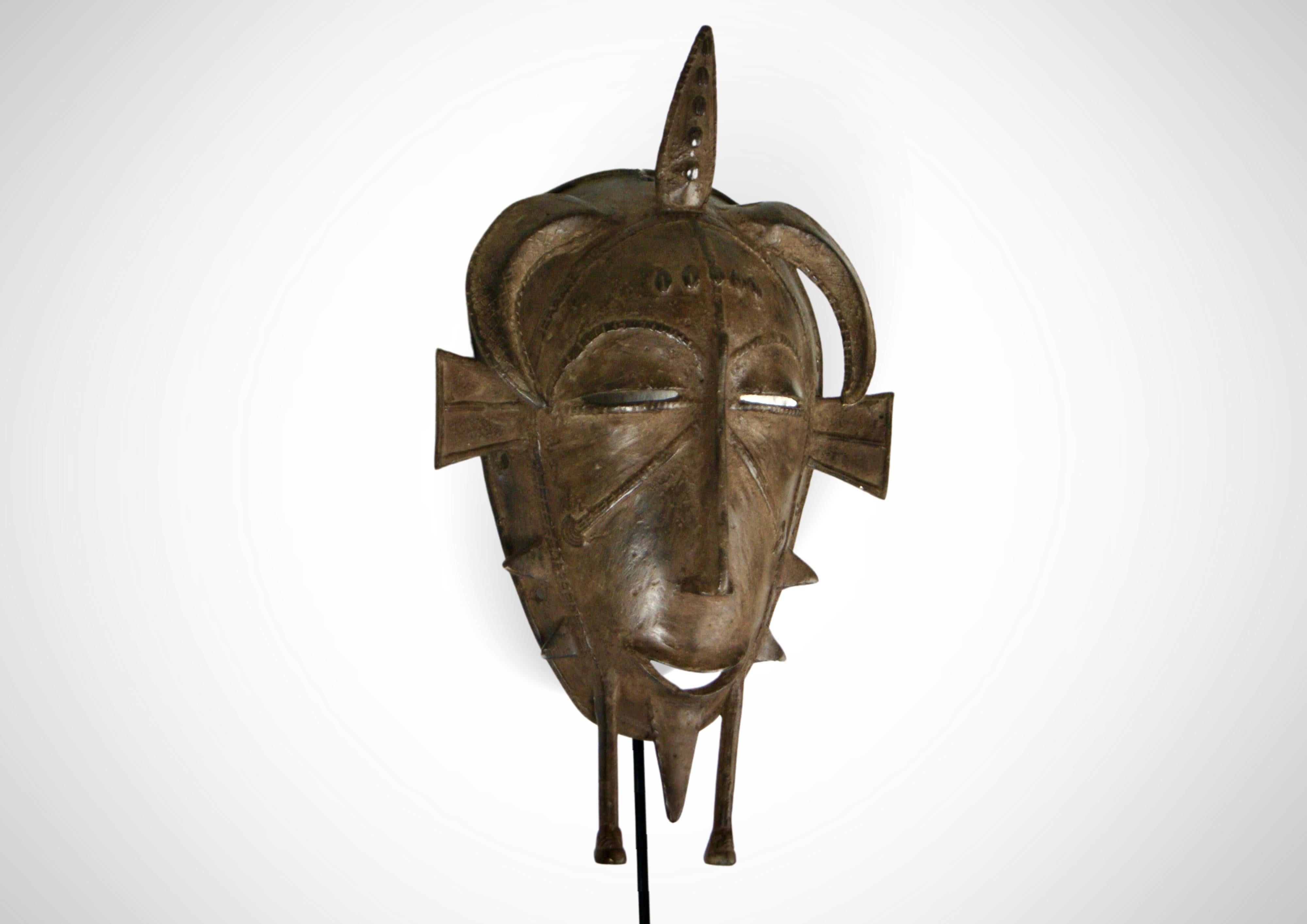 Fait main Masque Kpelie en bronze moulé Senufo, Afrique de l'Ouest, circa 1950 en vente