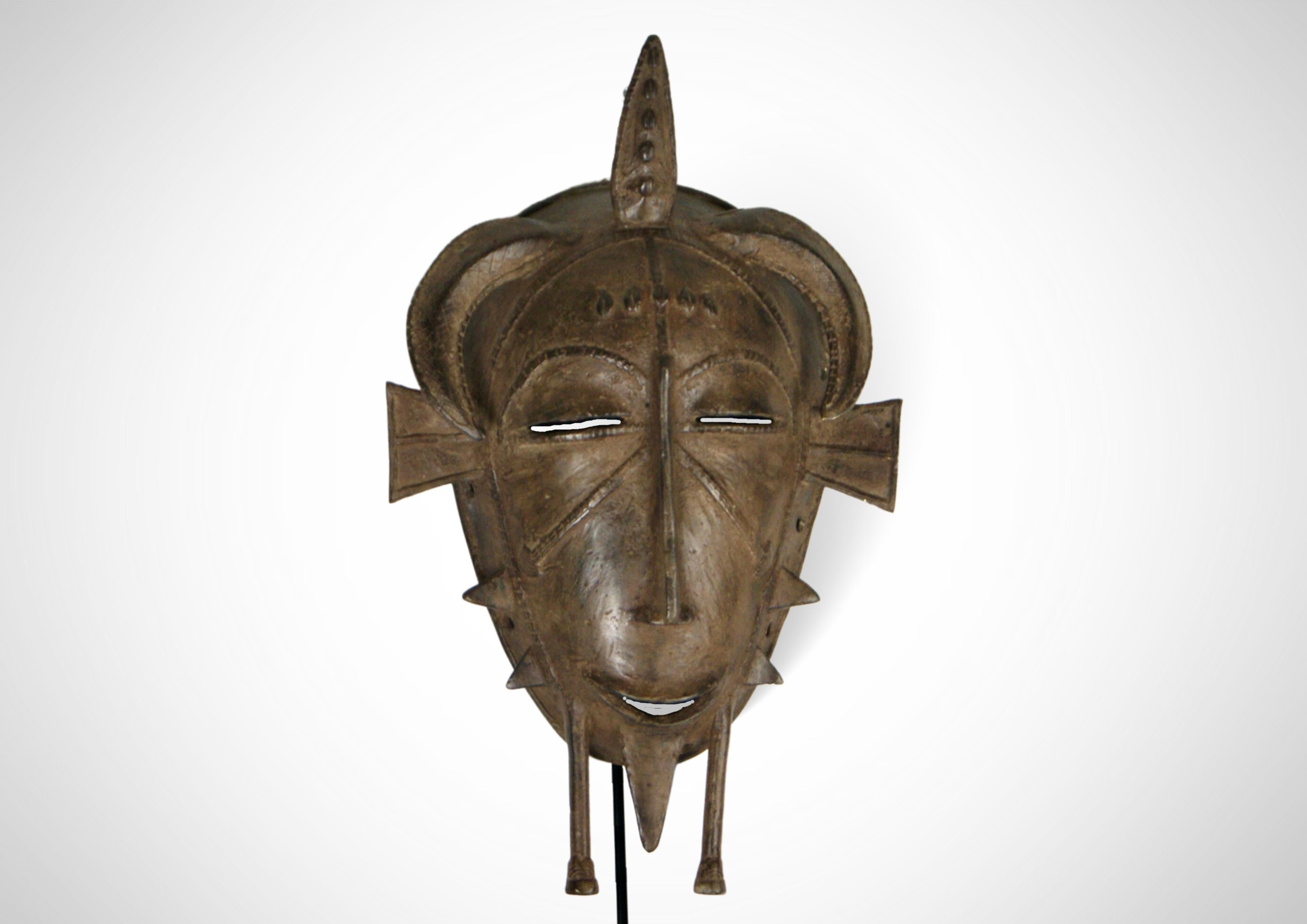 Westafrikanische Senufo-Maske aus Bronzeguss, Kpelie, ca. 1950er Jahre im Zustand „Gut“ im Angebot in Torquay, GB