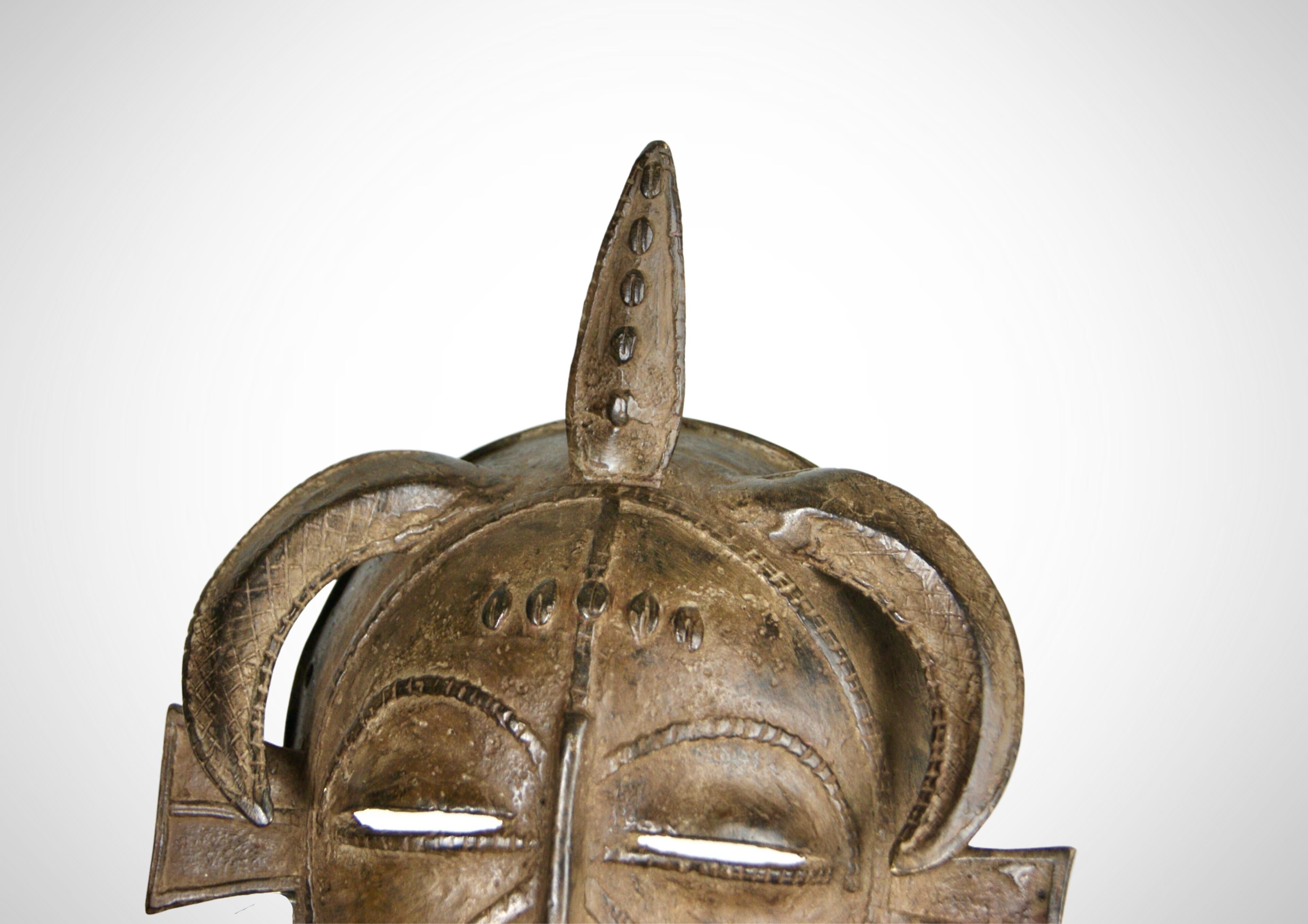 20ième siècle Masque Kpelie en bronze moulé Senufo, Afrique de l'Ouest, circa 1950 en vente