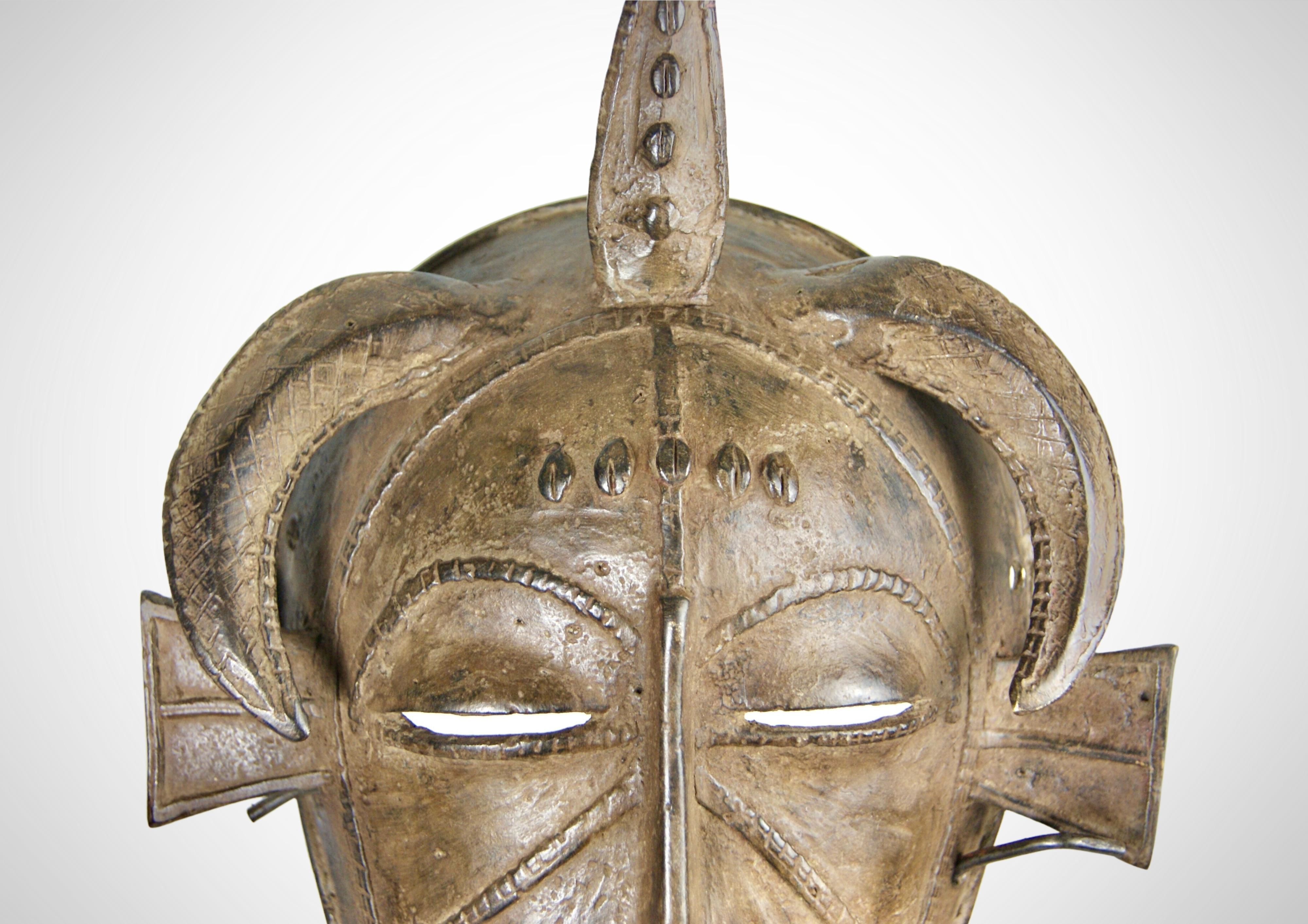 Masque Kpelie en bronze moulé Senufo, Afrique de l'Ouest, circa 1950 en vente 1