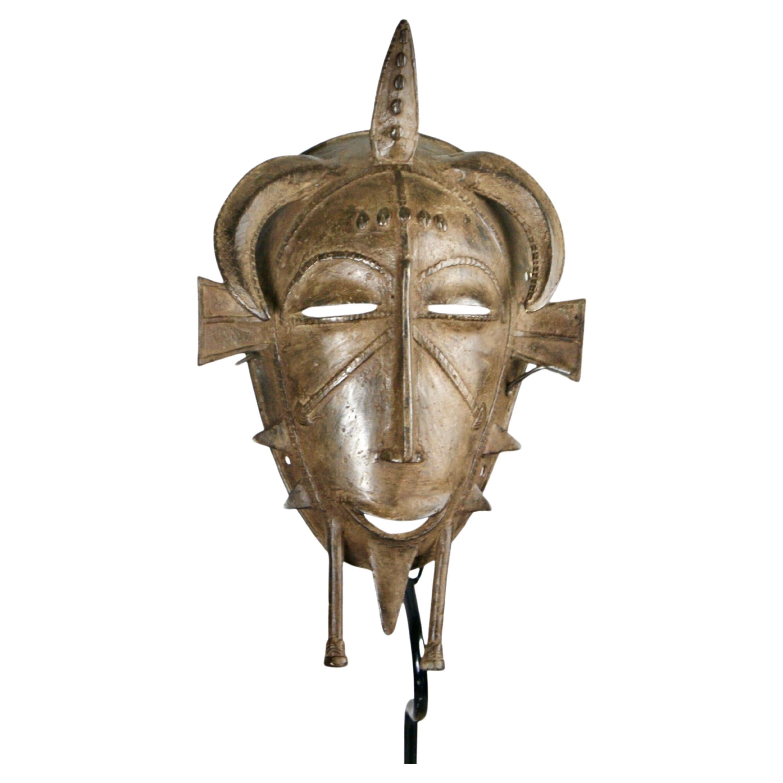 Westafrikanische Senufo-Maske aus Bronzeguss, Kpelie, ca. 1950er Jahre im Angebot