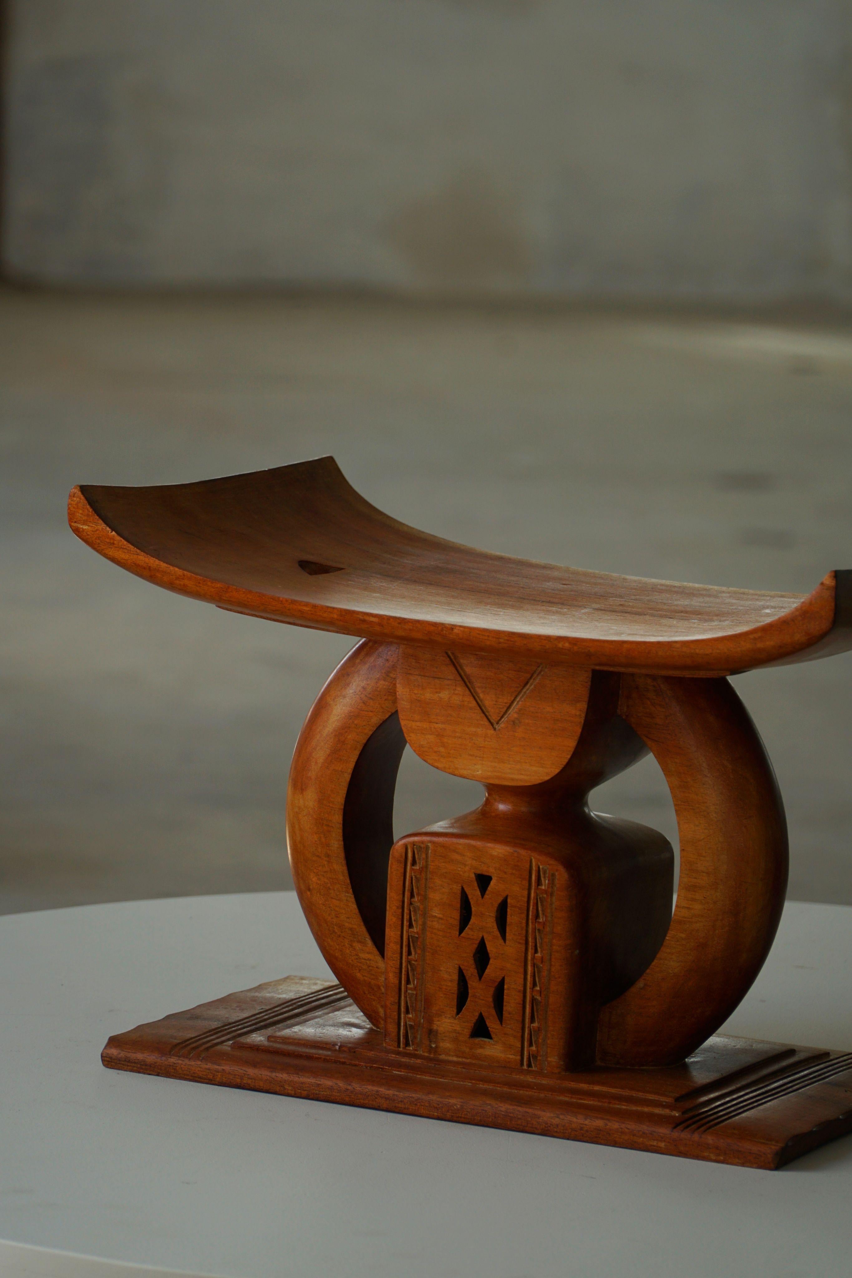 West African Ashanti Stool in Carved Hardwood, 20th Century For Sale 5