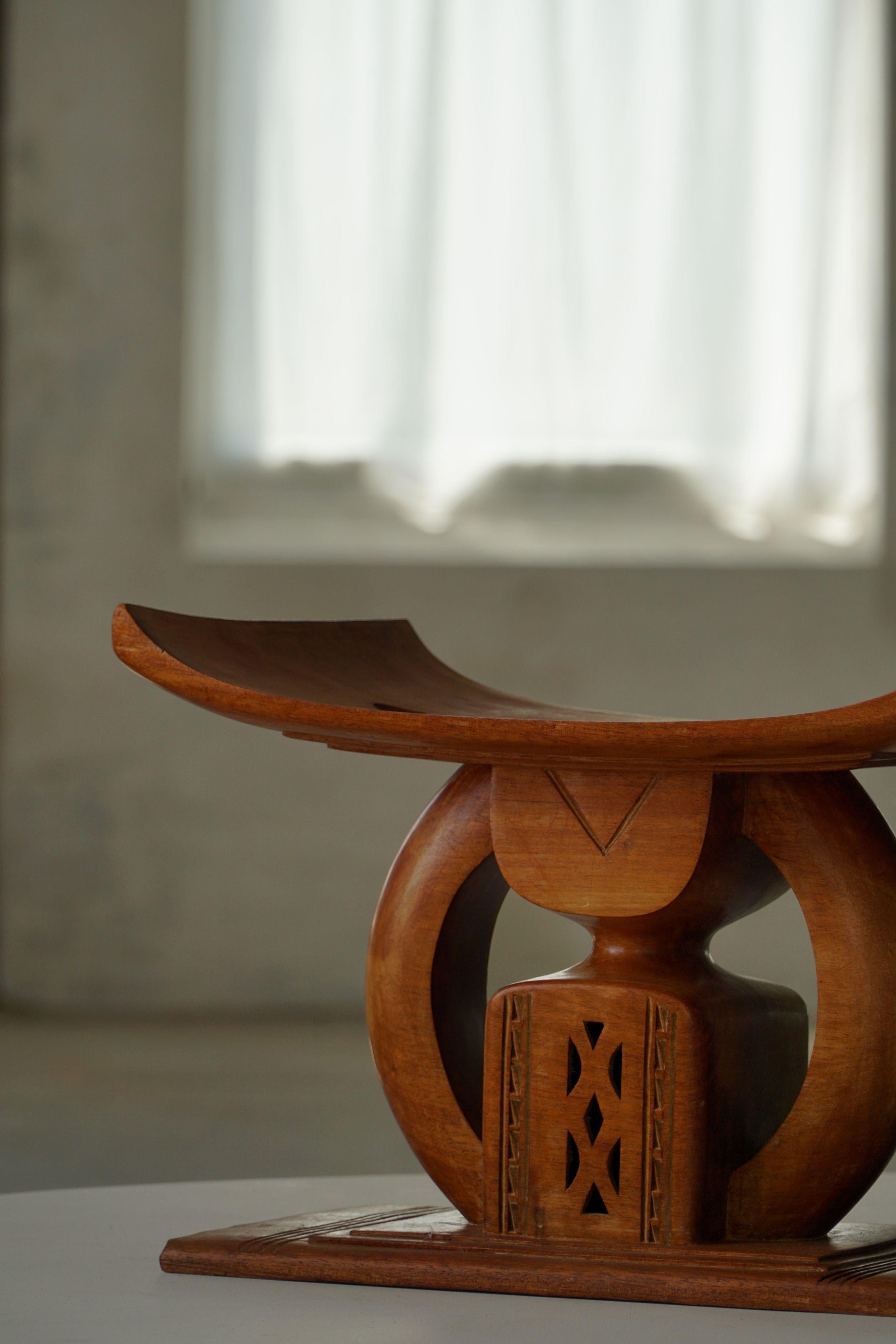 West African Ashanti Stool in Carved Hardwood, 20th Century In Good Condition For Sale In Odense, DK