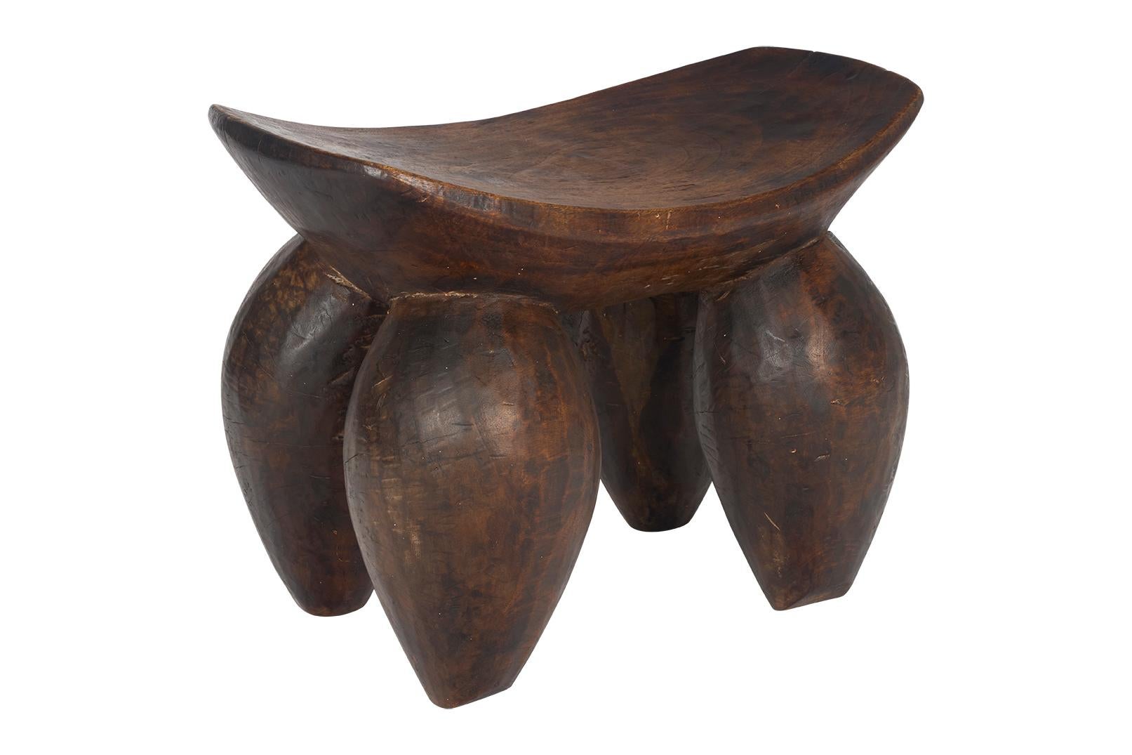 Taburete Senufo de Madera Maciza Tallada de África Occidental Moderno orgánico en venta