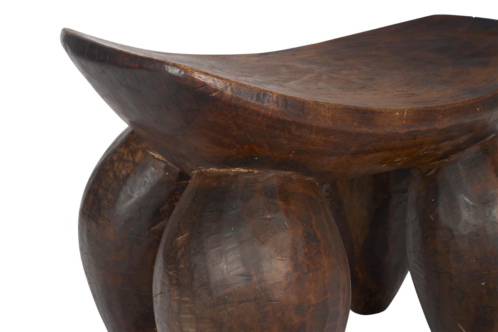 Taburete Senufo de Madera Maciza Tallada de África Occidental siglo XX en venta