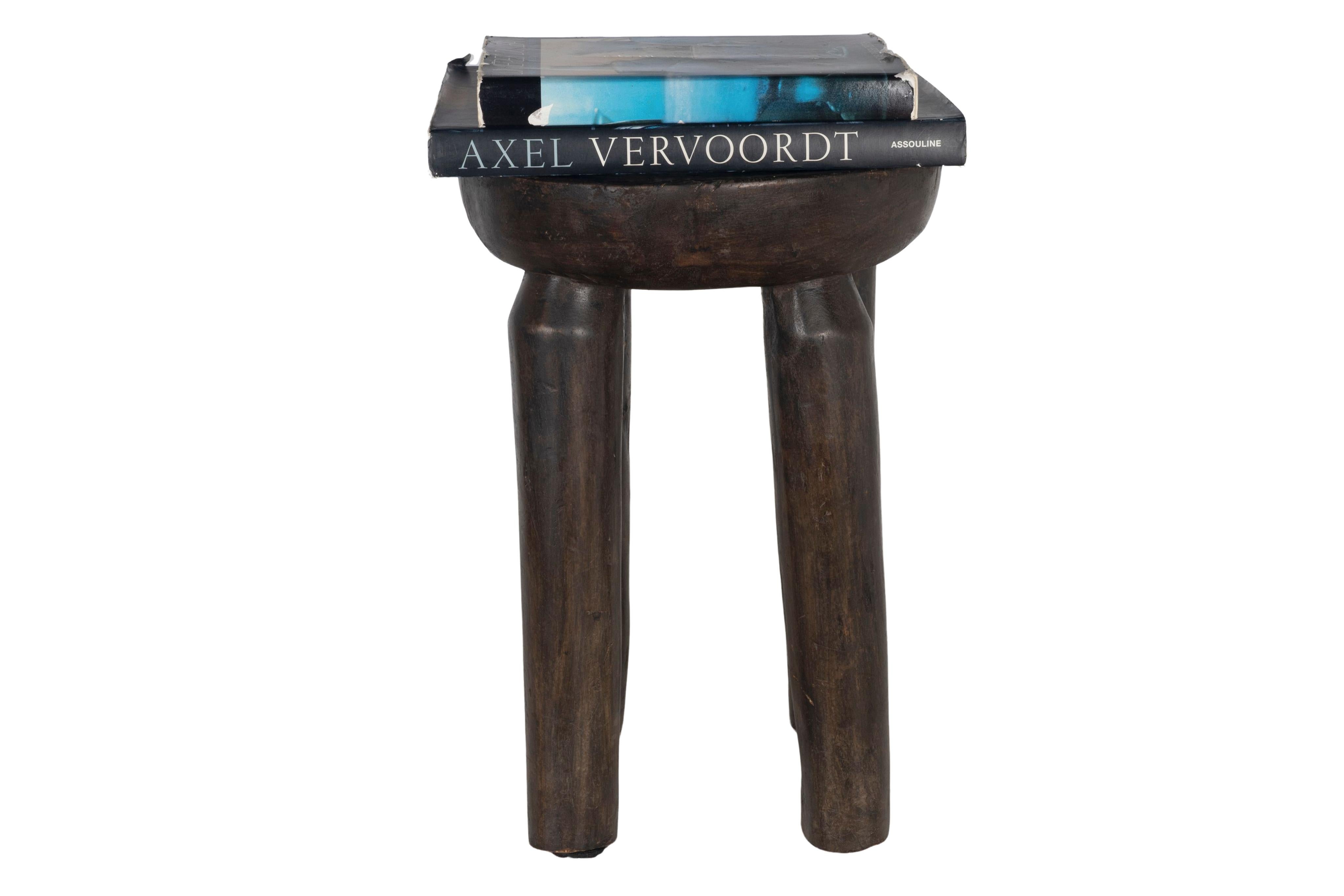 West African Carved Wood Stool Moderno orgánico en venta