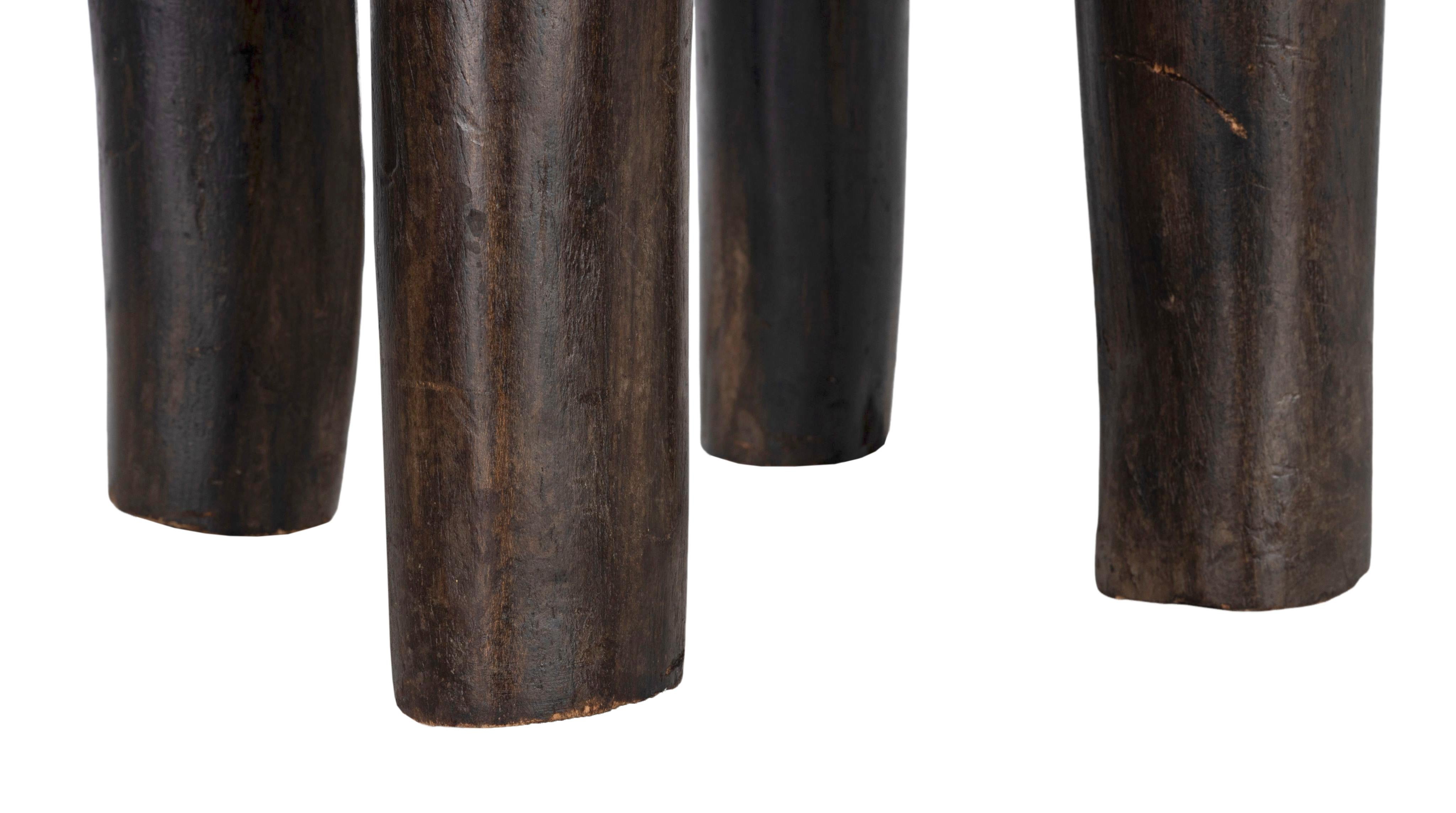 West African Carved Wood Stool en Bueno estado para la venta en Dallas, TX