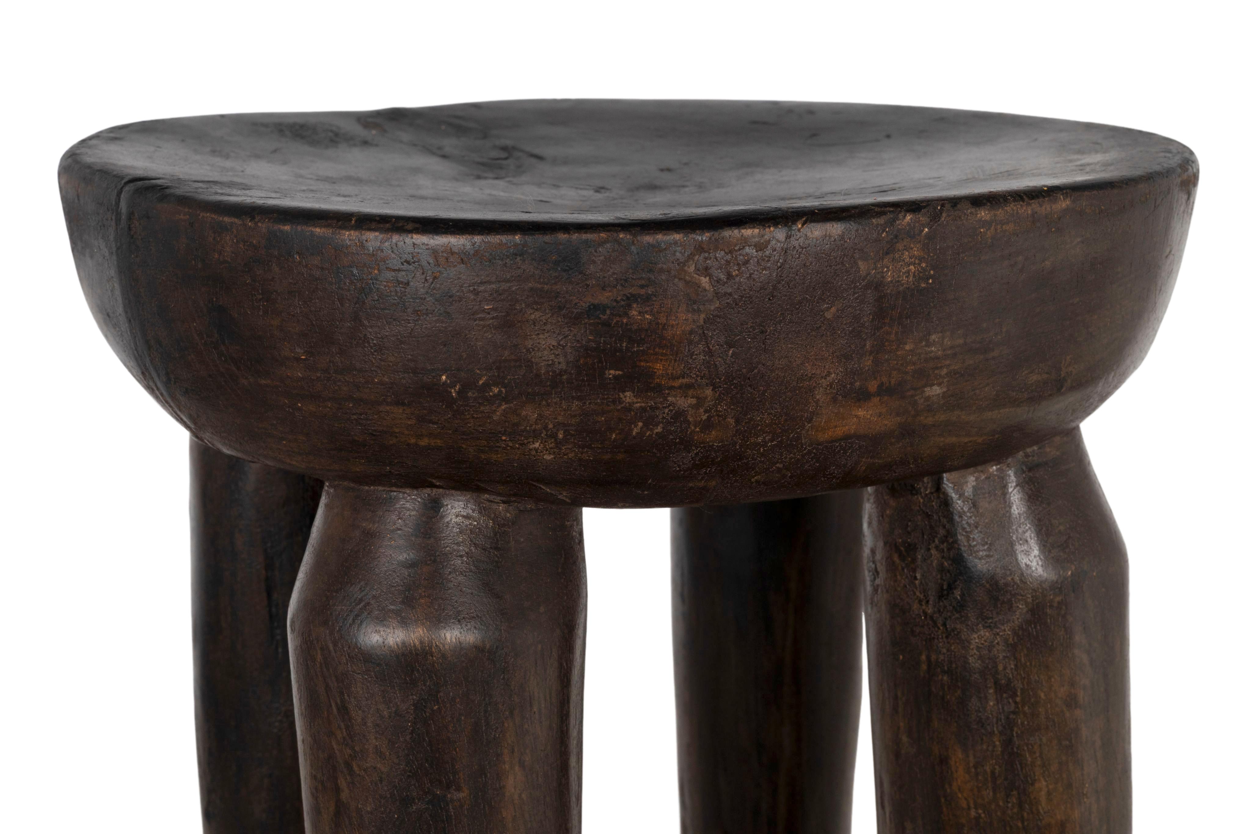 West African Carved Wood Stool siglo XX en venta
