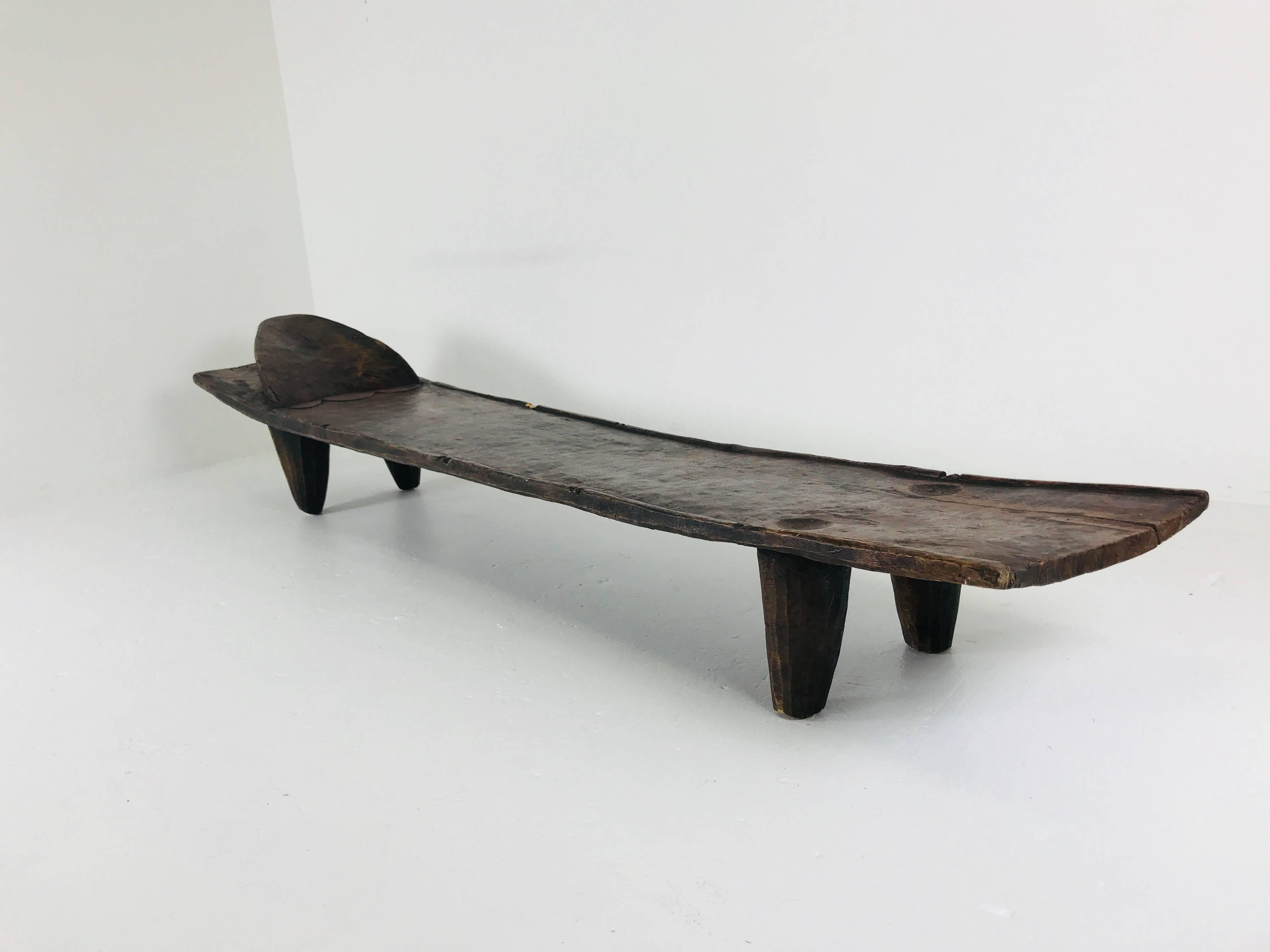 20ième siècle Lit/banquette en bois sculpté d'Afrique de l'Ouest par la tribu Senufo