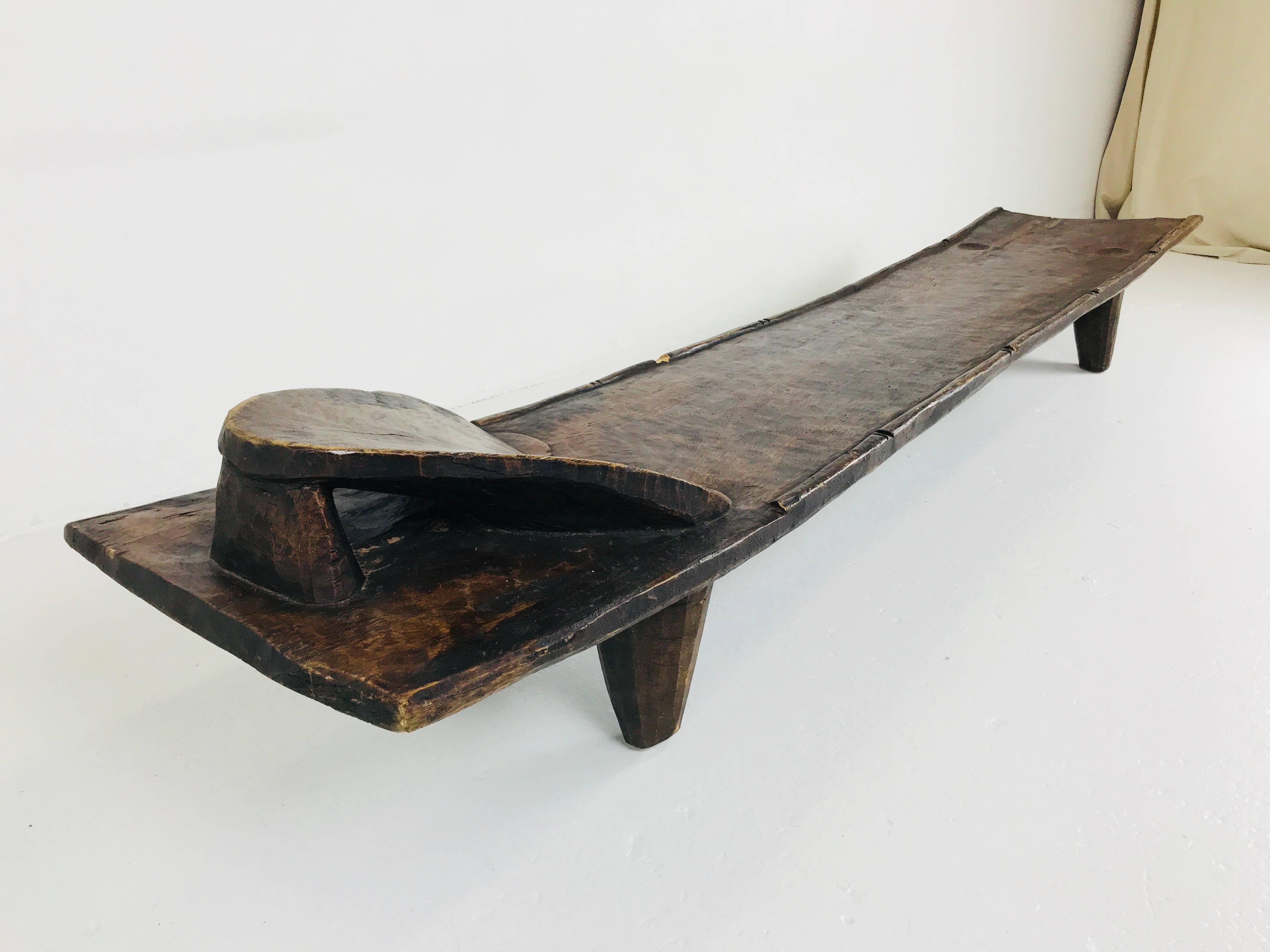 Lit/banquette en bois sculpté d'Afrique de l'Ouest par la tribu Senufo 2
