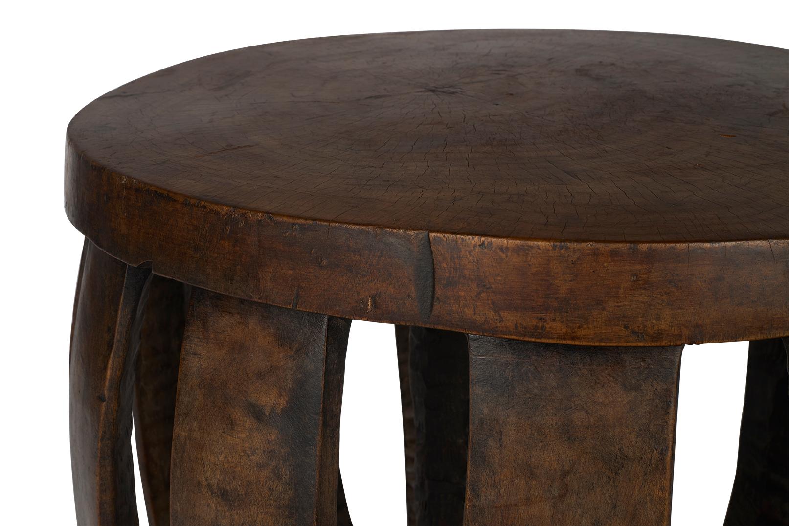 Organique Tabouret en bois sculpté d'Afrique de l'Ouest (Guinée) en vente