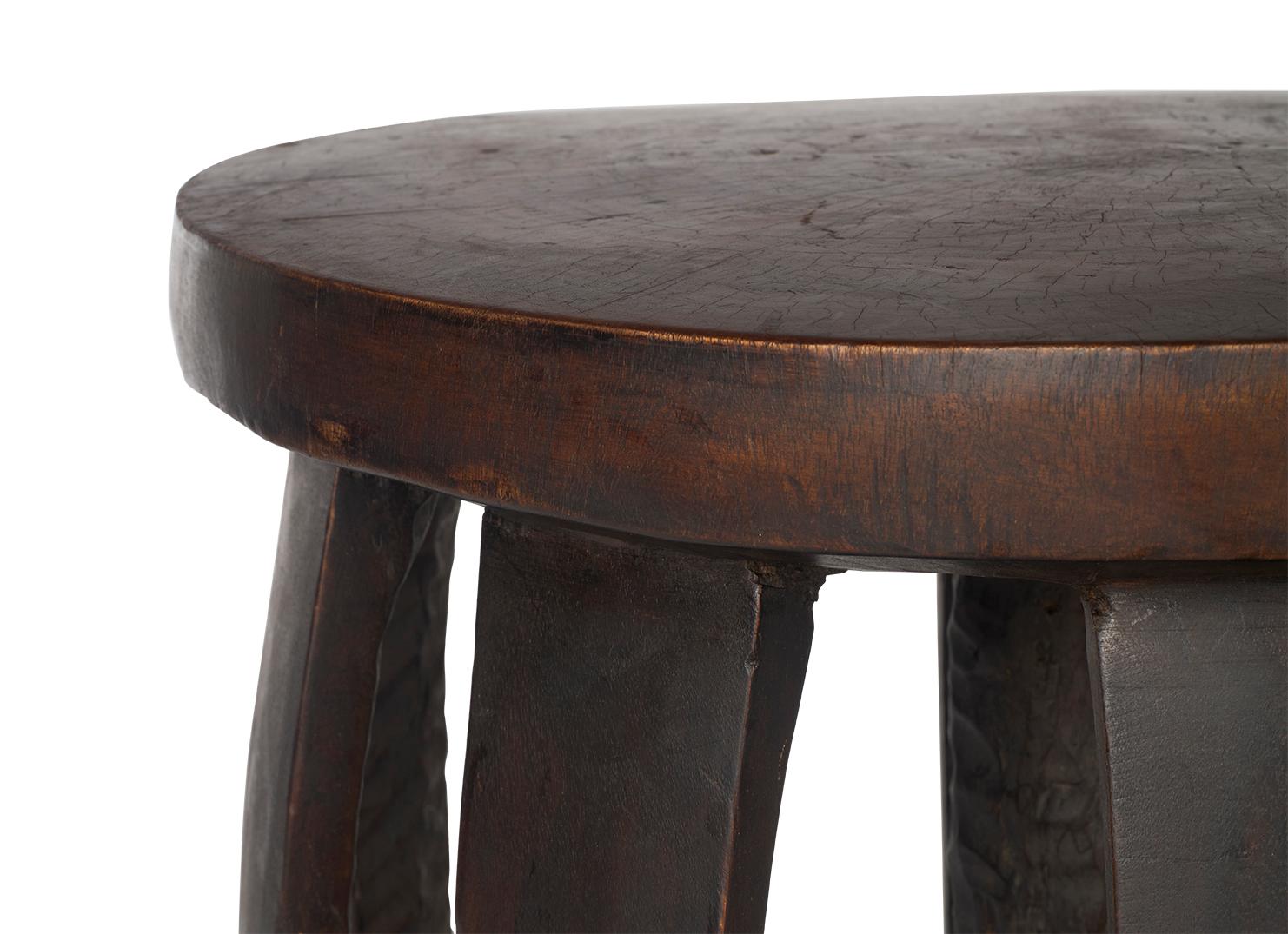 20ième siècle Tabouret en bois sculpté d'Afrique de l'Ouest (Guinée) en vente