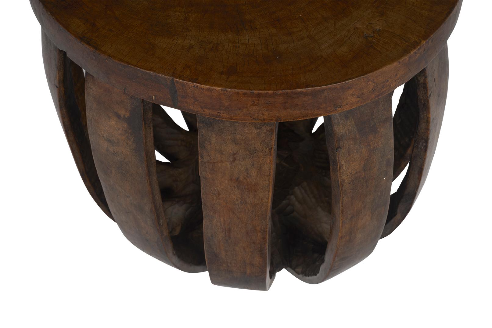 Bois Tabouret en bois sculpté d'Afrique de l'Ouest (Guinée) en vente
