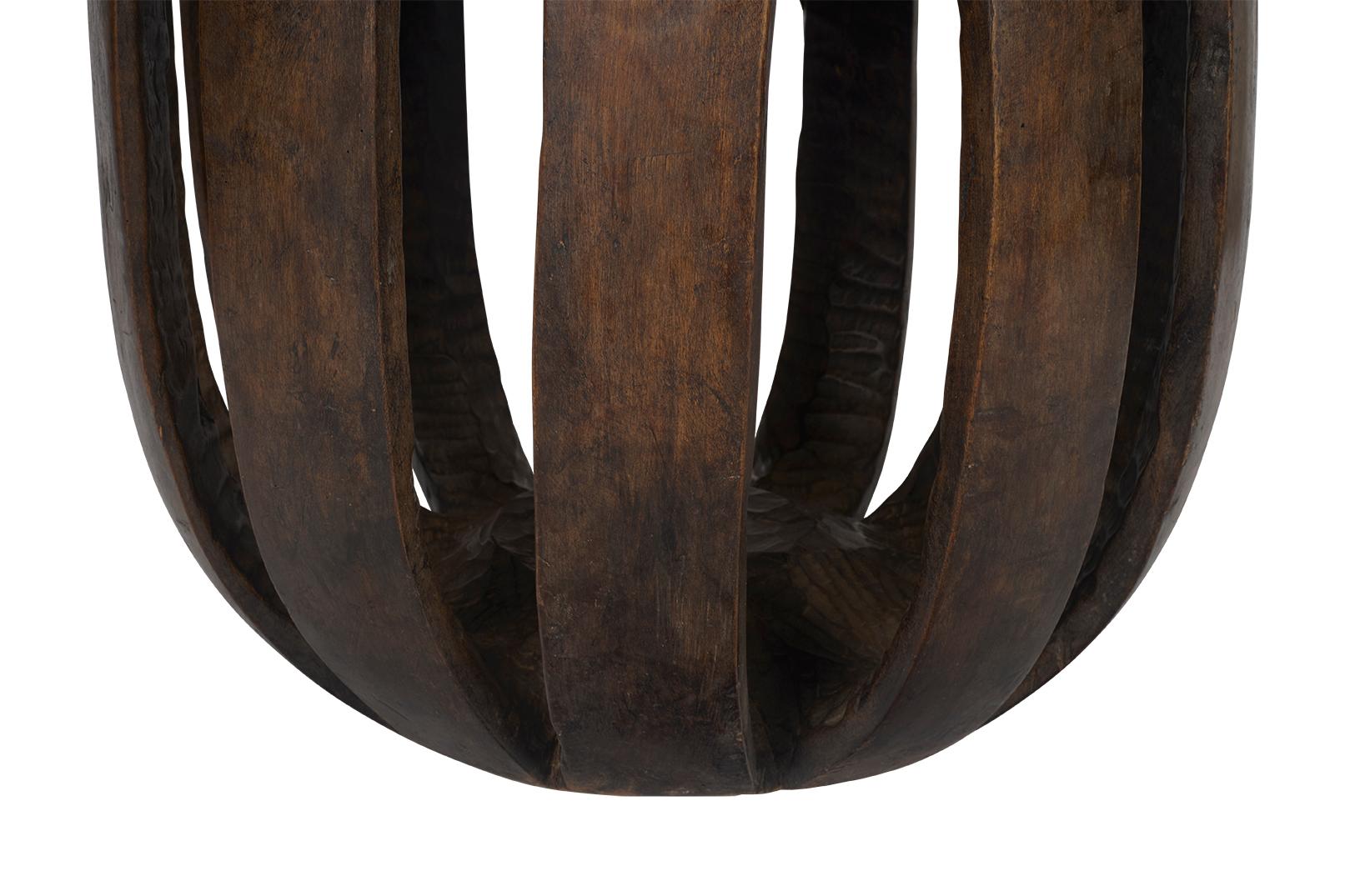 Tabouret en bois sculpté d'Afrique de l'Ouest (Guinée) en vente 1