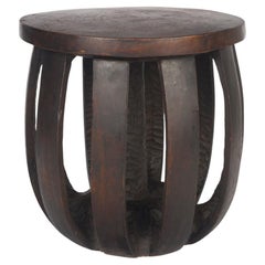 Taburete de madera tallada de Guinea Occidental