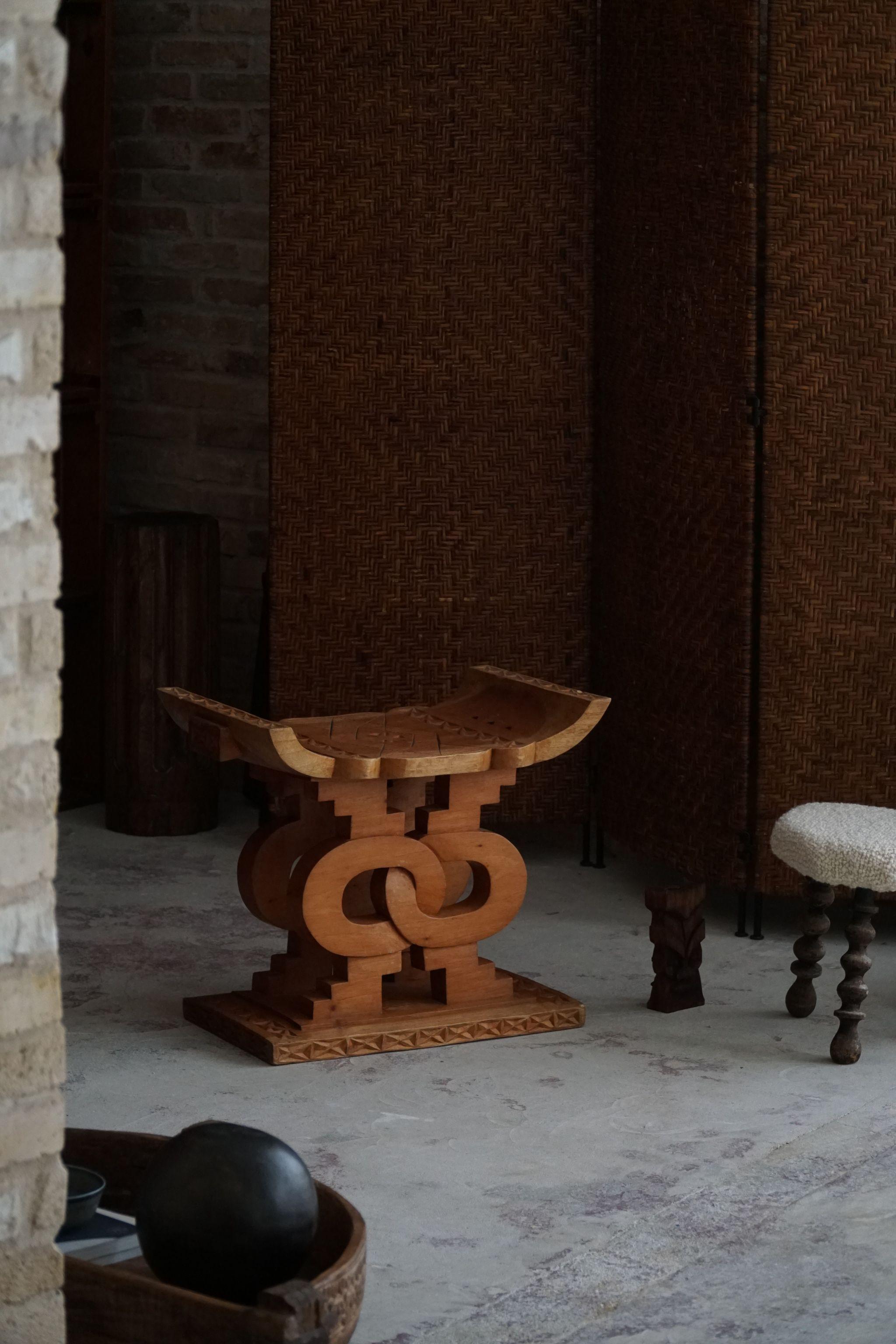 Tabouret Ashanti très décoratif, fabriqué à la main en Afrique de l'Ouest (Ghana) dans les années 1970. Un design unique qui en fait une pièce unique pour votre intérieur.

Un bel objet wabi sabi avec une belle patine. Parfait comme table d'appoint