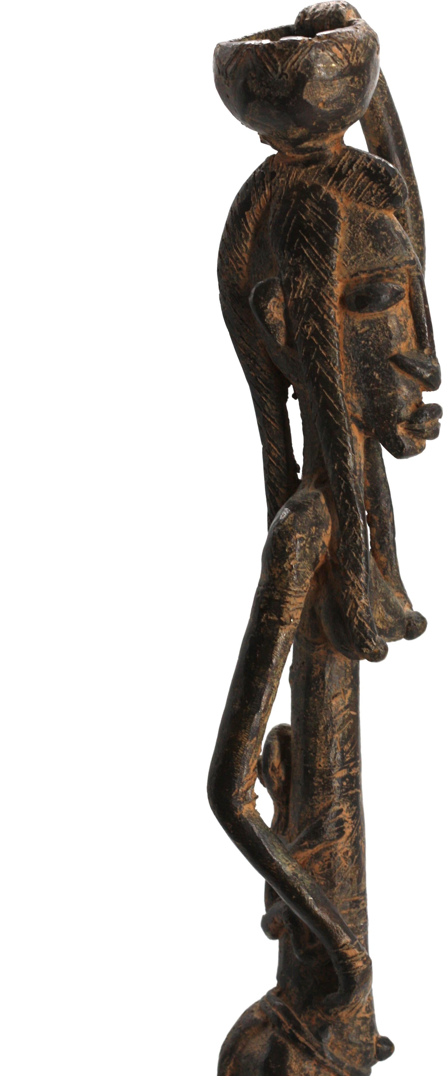 
Figura di maternità in ferro dell'Africa occidentale
La figura in piedi tiene la ciotola sulla testa con la mano sinistra, la mano destra sul ventre gravido, il bambino sulla schiena, con una patina marrone scuro e marrone rossastro.
Altezza 16
