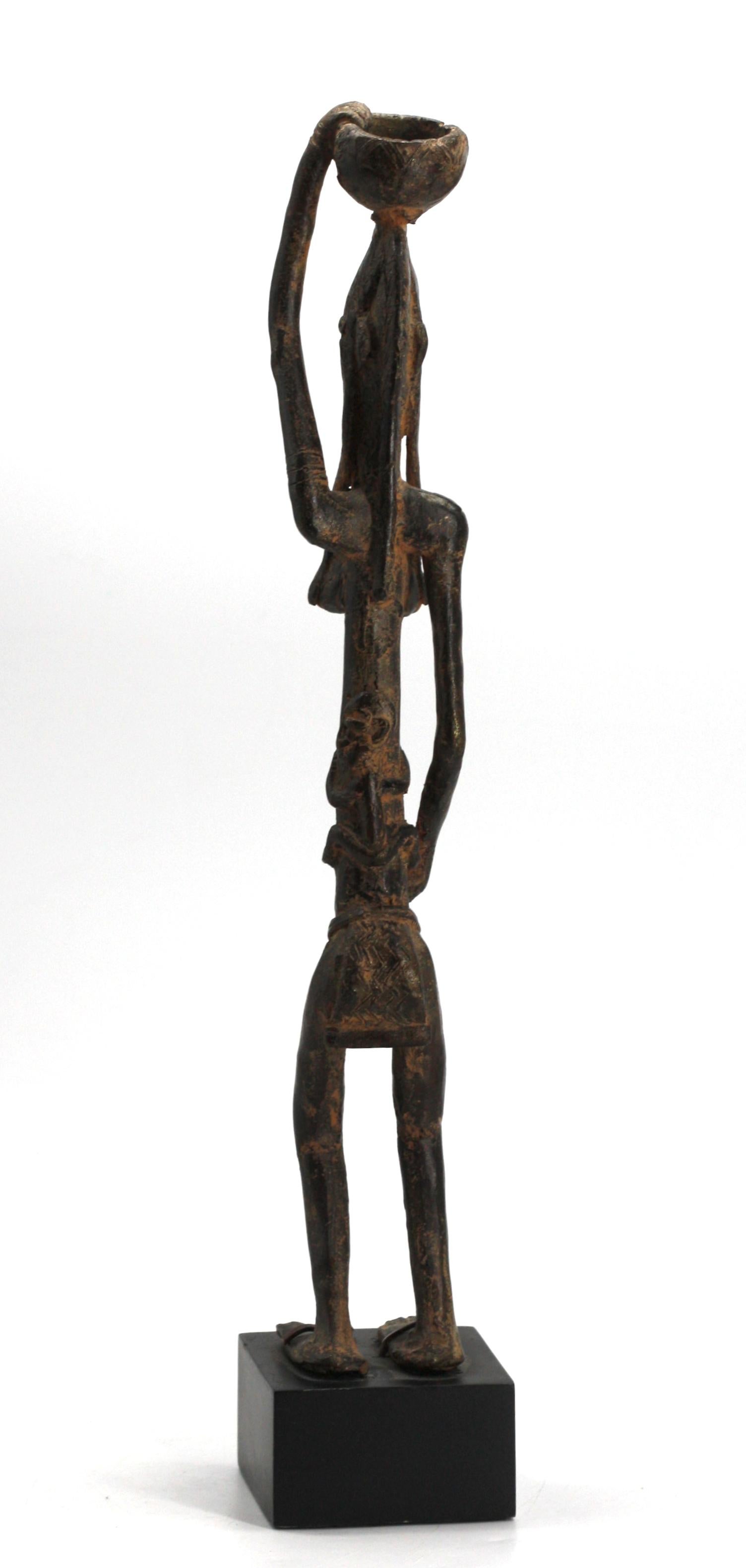 Legno Figura di maternità in ferro dell'Africa occidentale in vendita