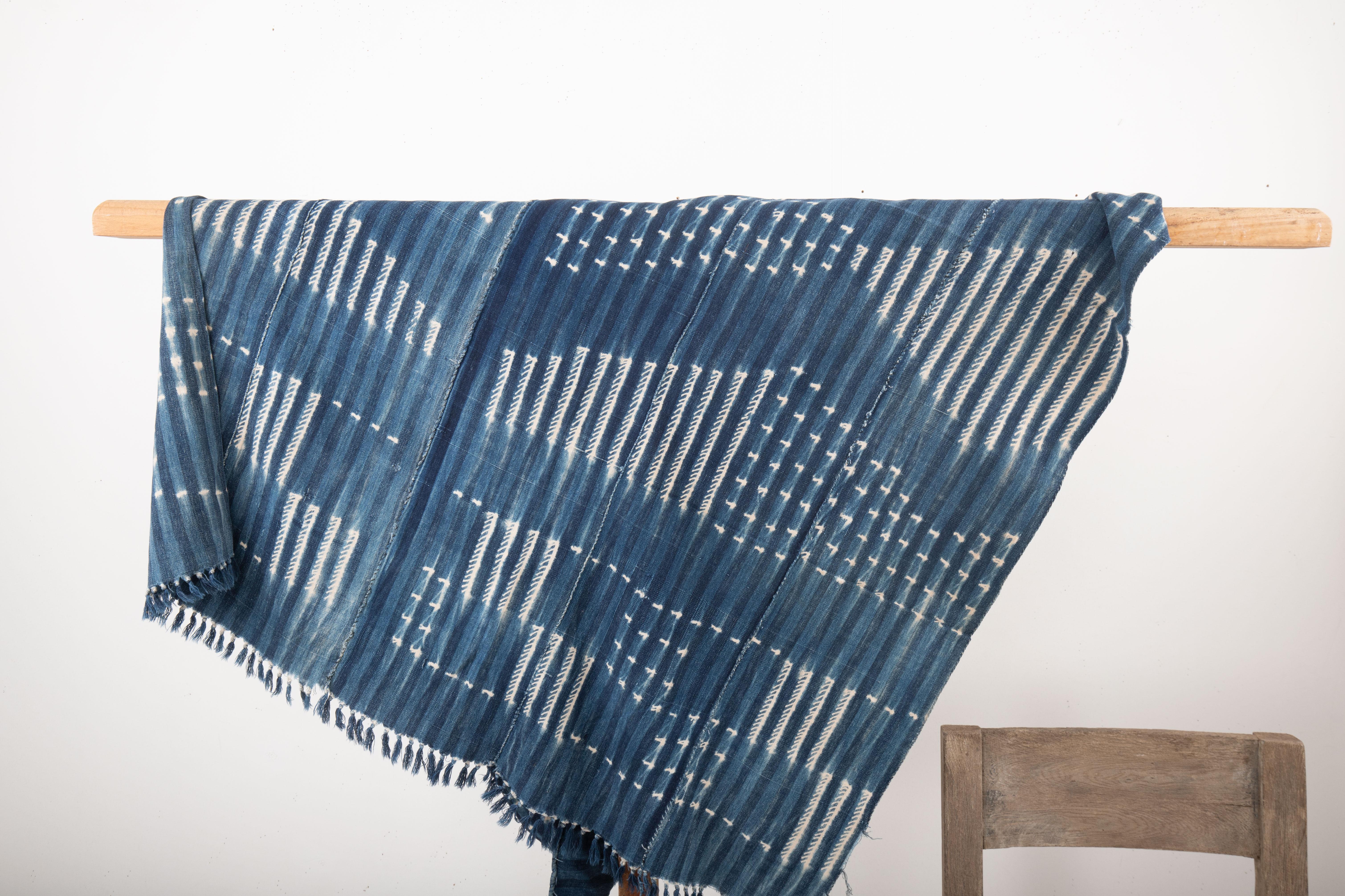 Le tissu indigo du Mali désigne les textiles traditionnels produits au Mali, en Afrique de l'Ouest, à l'aide de la teinture indigo. Ces tissus font partie intégrante du riche patrimoine culturel du Mali et ont acquis une reconnaissance