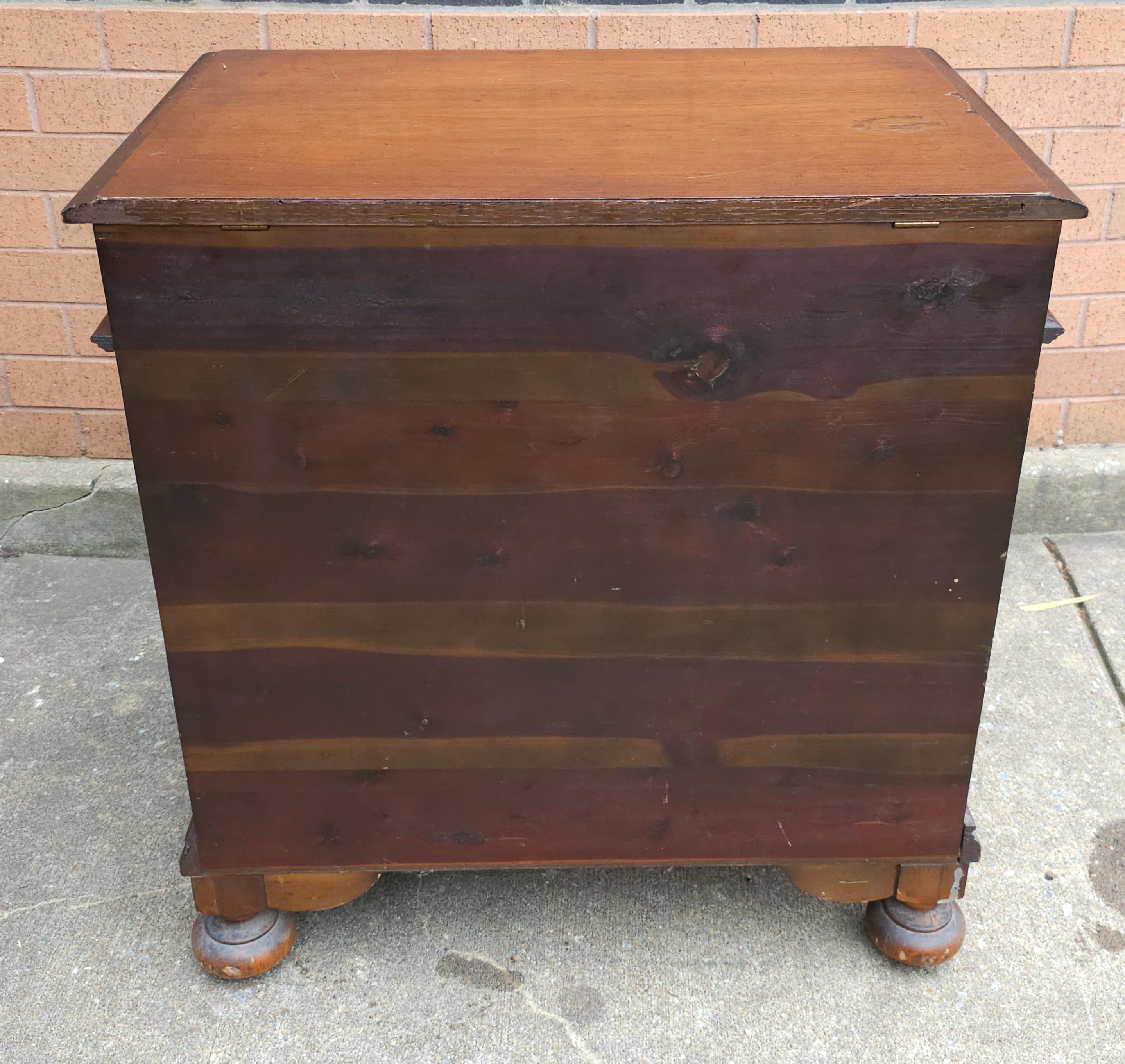 Cassapanca con rivestimento in cedro di West Branch Novelty Mahogany in vendita 2