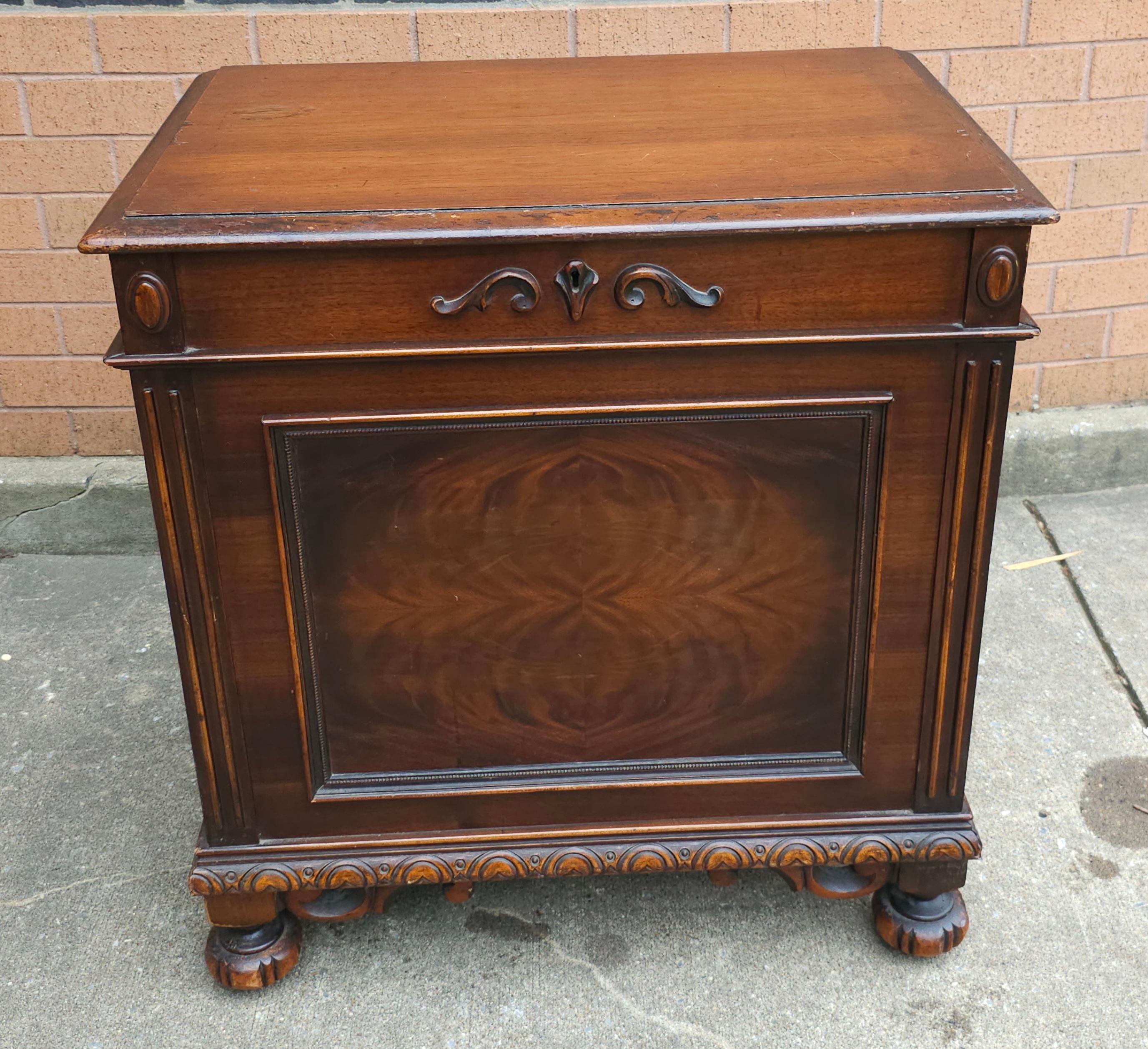 Cassapanca con rivestimento in cedro di West Branch Novelty Mahogany In condizioni buone in vendita a Germantown, MD
