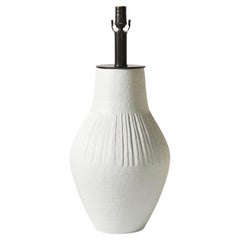 Lampe de bureau en poterie de la côte ouest, finition en gesso blanc