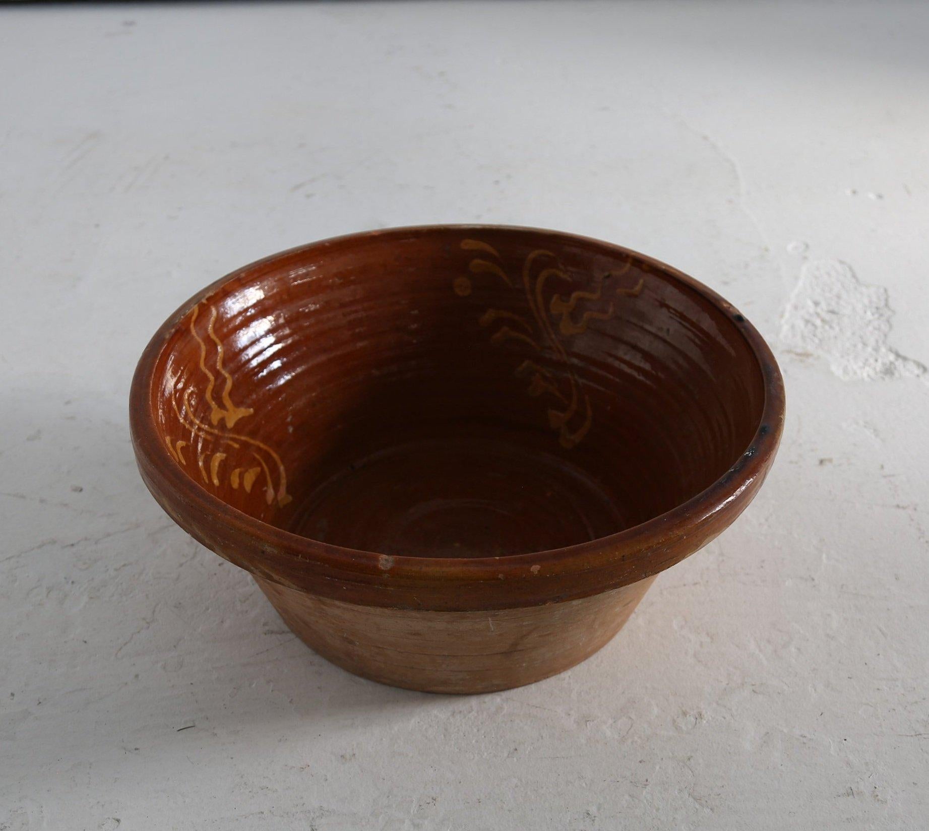 Meravigliosa ciotola da latte in terracotta del West Country / Cornovaglia / pancheon.

Splendidamente decorato a mano. È anche uno dei più grandi e intatti che abbiamo gestito.

Britannico anni '20

D. 50cm x H. 20cm