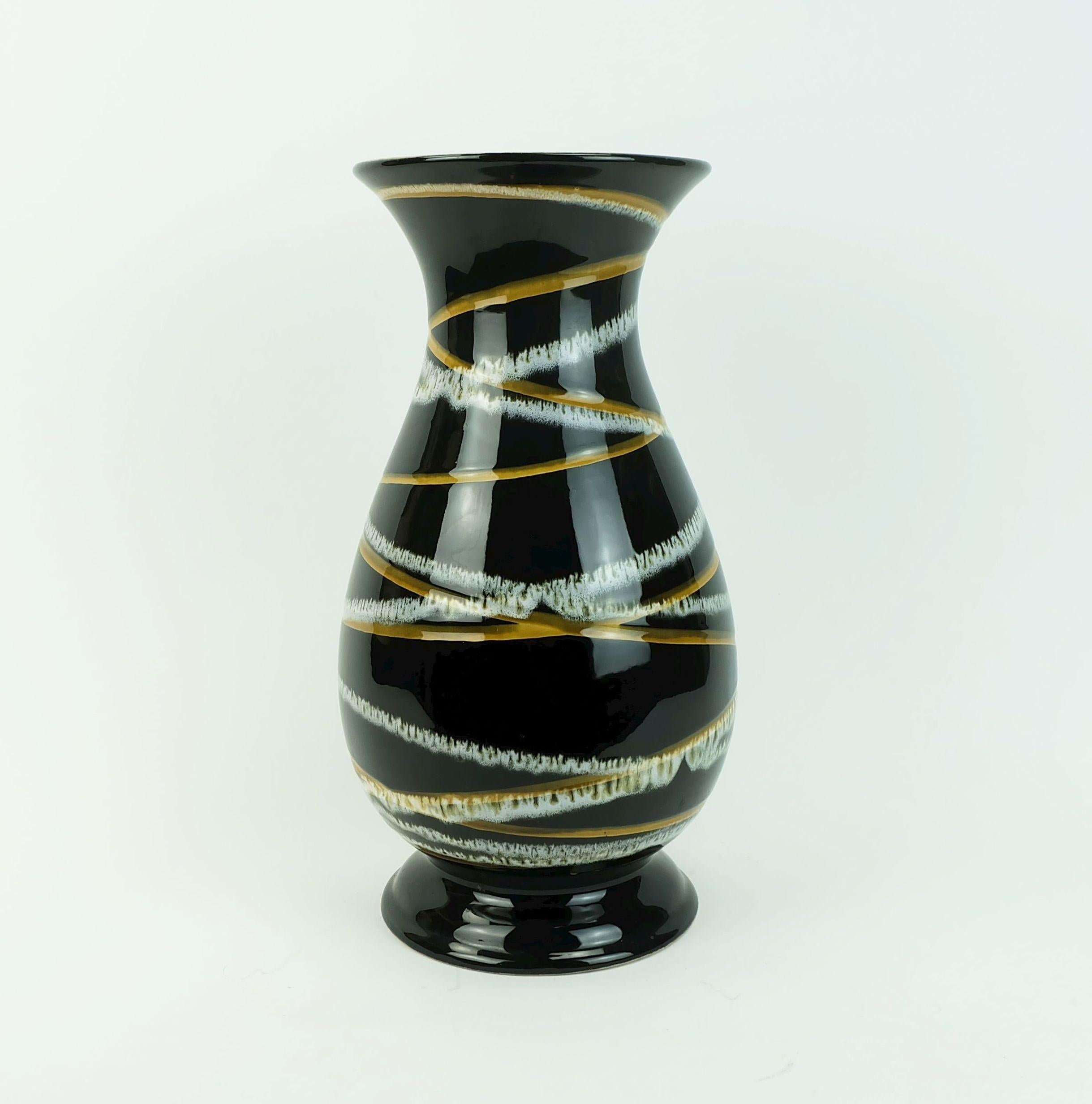 Vase en céramique du milieu du siècle en Allemagne de l'Ouest, fabriqué par Scheurich Keramik à la fin des années 1950 (1959). Belle variation de décor. Glaçure noire brillante avec des rayures ocre, blanches et gris clair et blanches. Intérieur