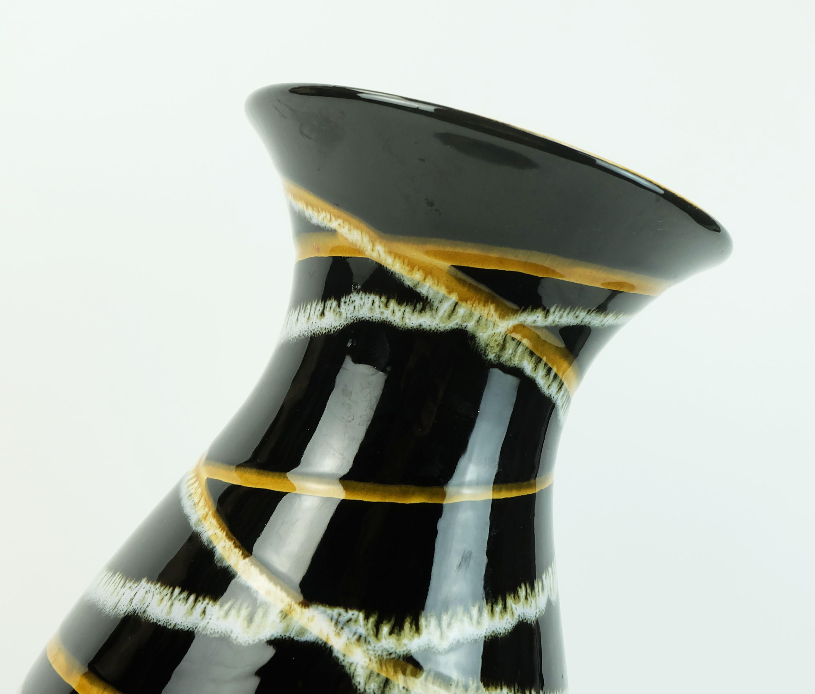 Milieu du XXe siècle VASE ouest-allemand des années 1950 scheurich model 215-33 stripe decor black ochre and white en vente