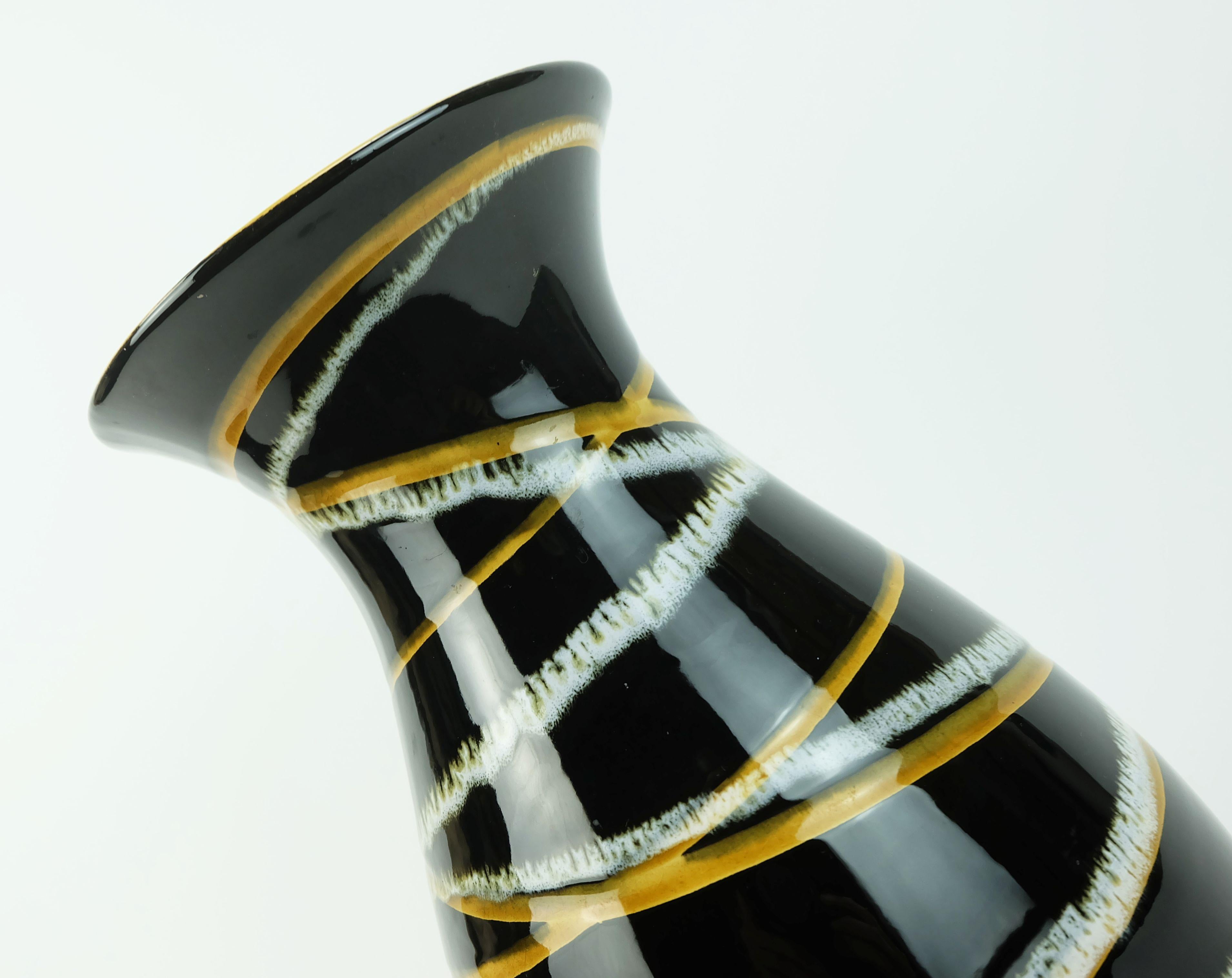 Céramique VASE ouest-allemand des années 1950 scheurich model 215-33 stripe decor black ochre and white en vente