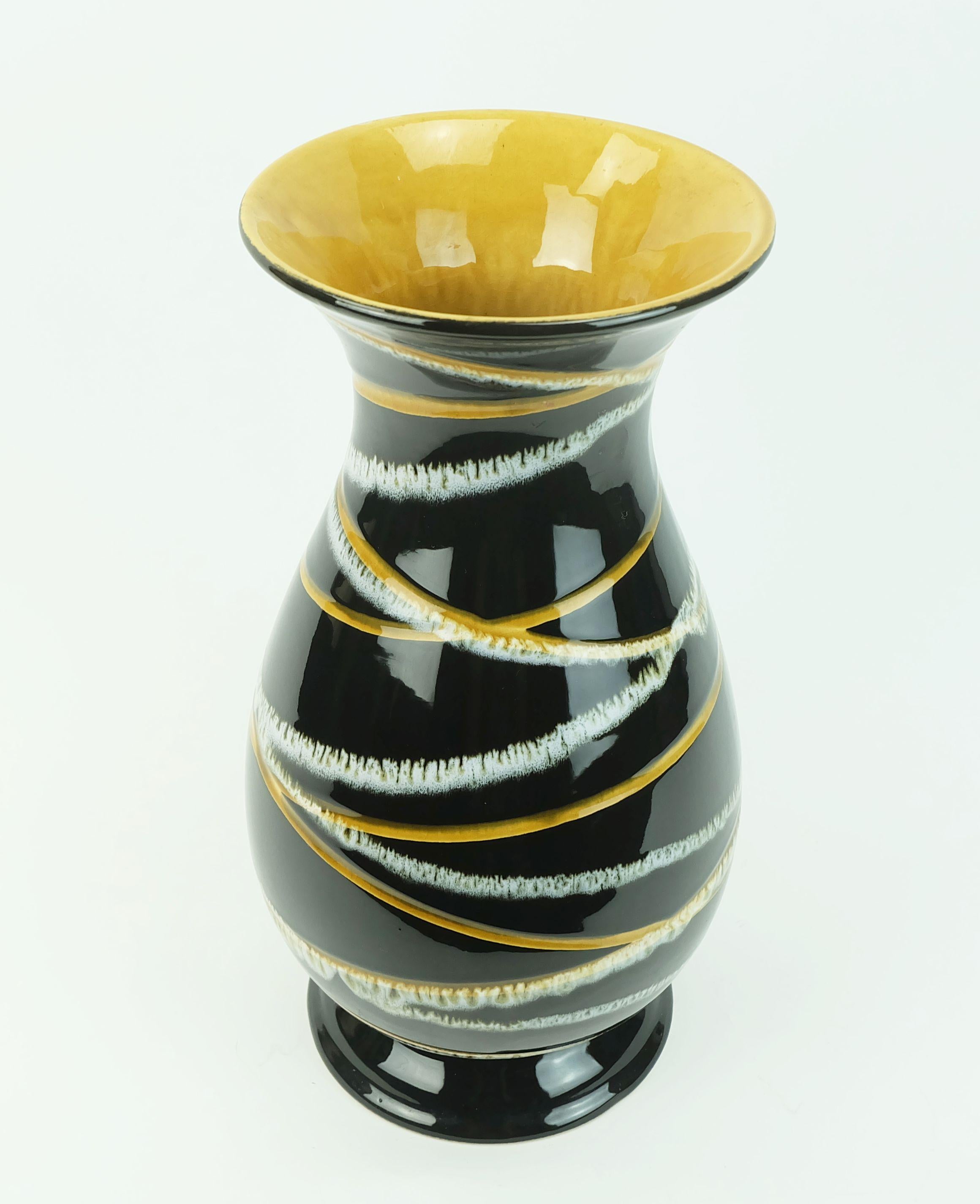 VASE ouest-allemand des années 1950 scheurich model 215-33 stripe decor black ochre and white en vente 2