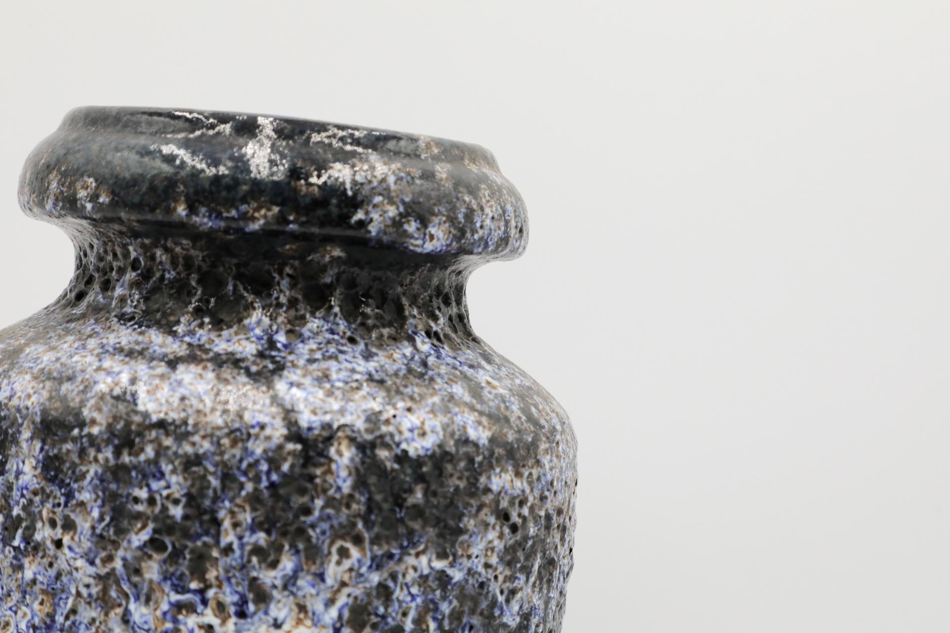 Vase en céramique émaillée bleu et gris avec rayure rouge d'Allemagne de l'Ouest en vente 3