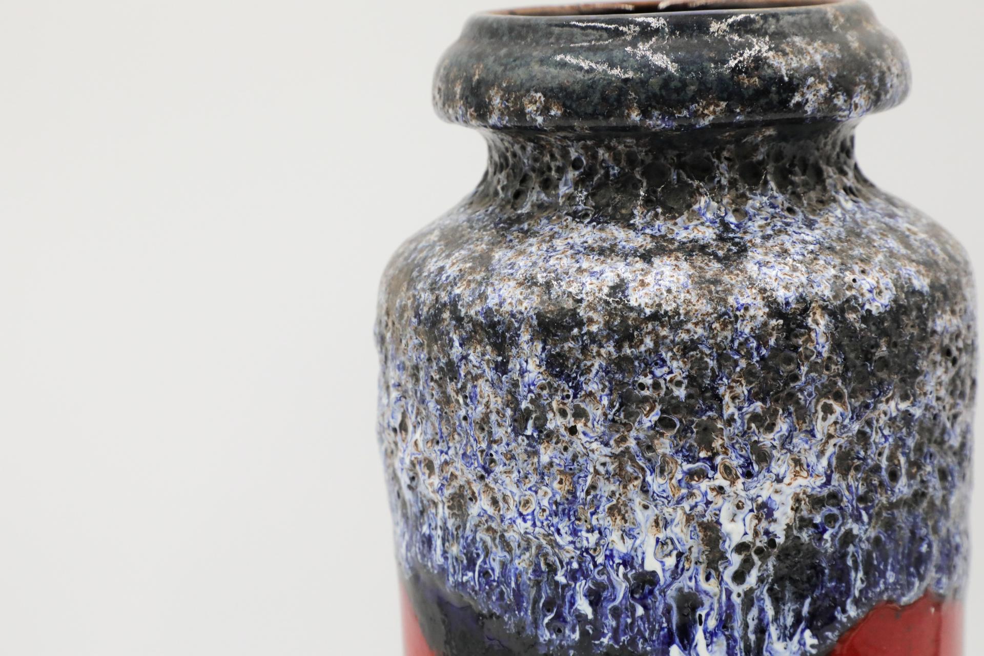 Vase en céramique émaillée bleu et gris avec rayure rouge d'Allemagne de l'Ouest en vente 4